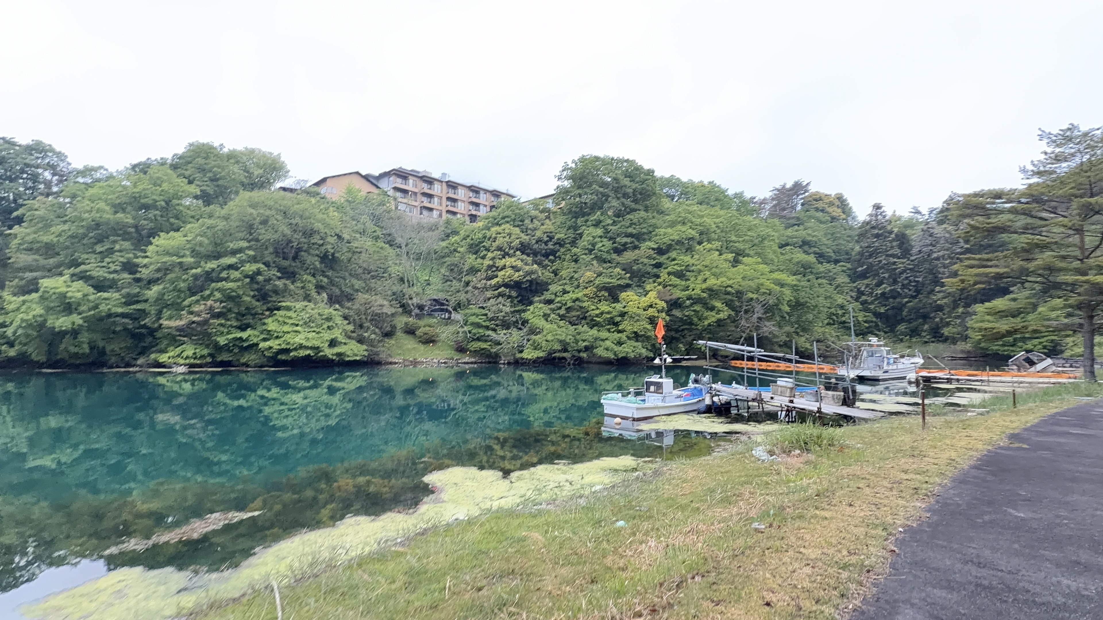 百楽荘の建物と入り江