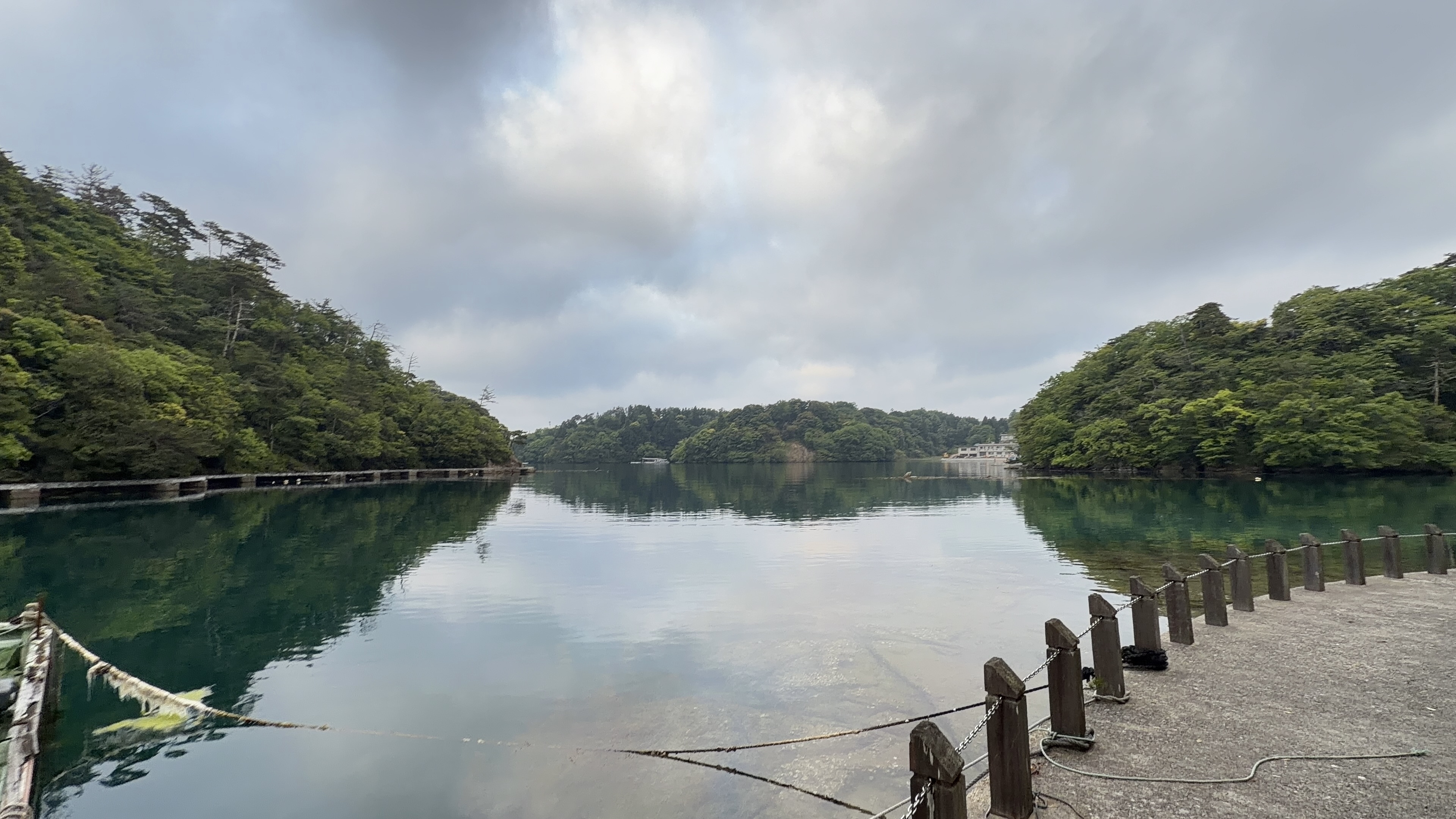 桟橋の柵越しに見る九十九湾