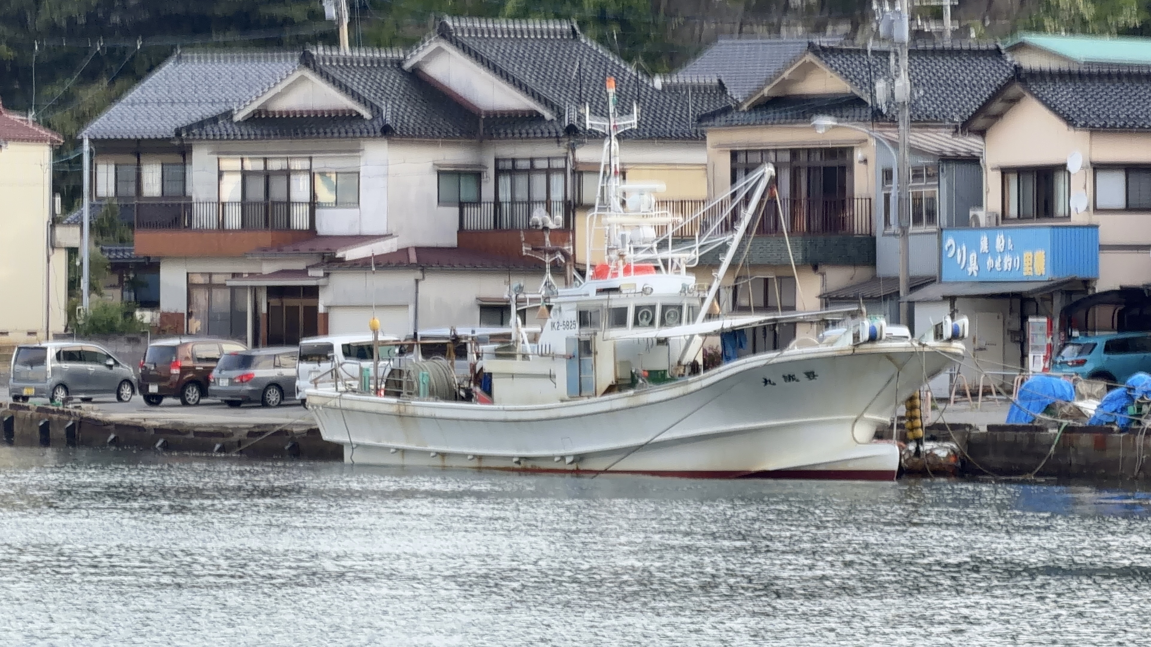 対岸の底引き網漁船