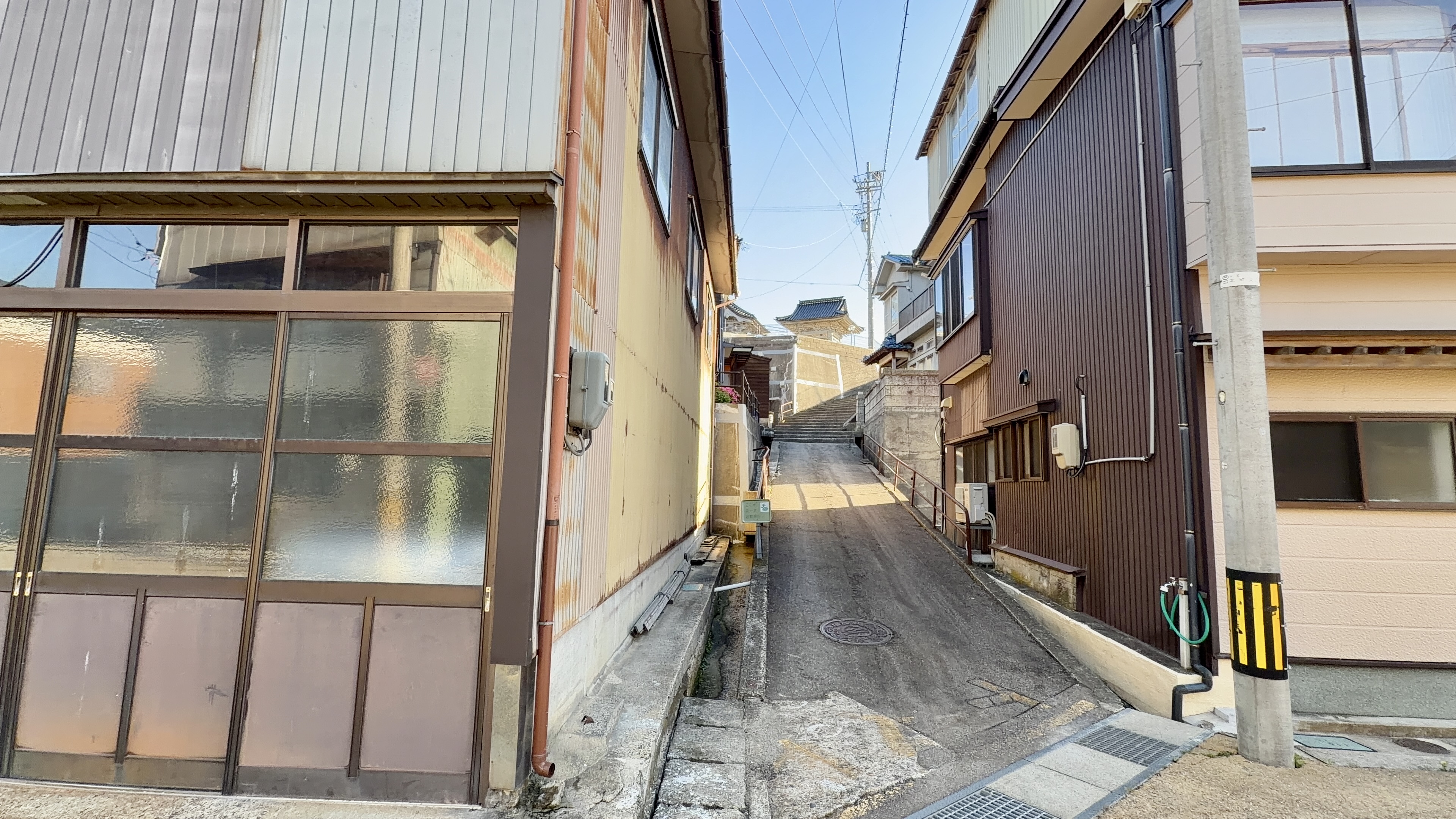 西町の路地と神社への階段