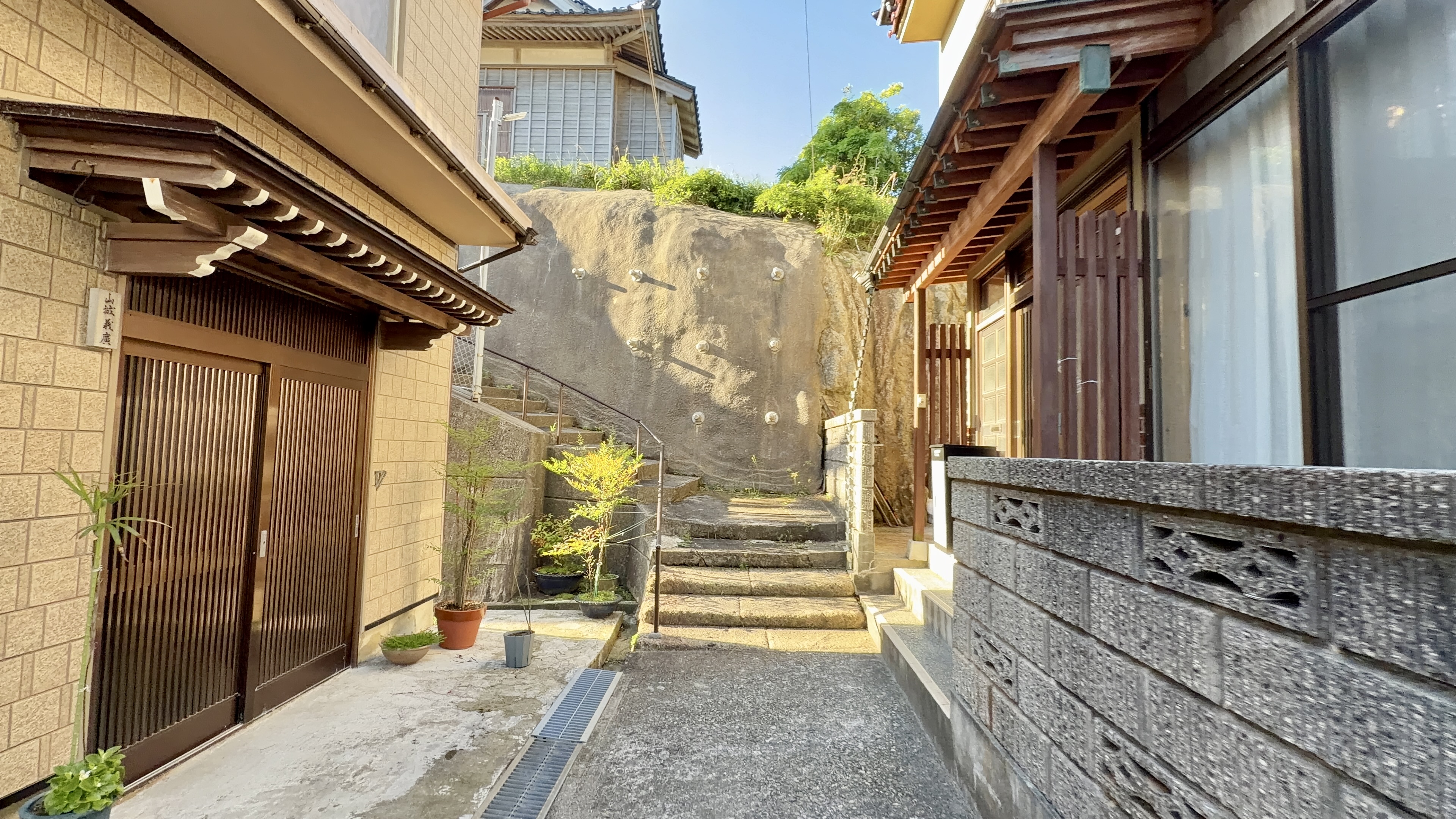 路地と大岩・階段