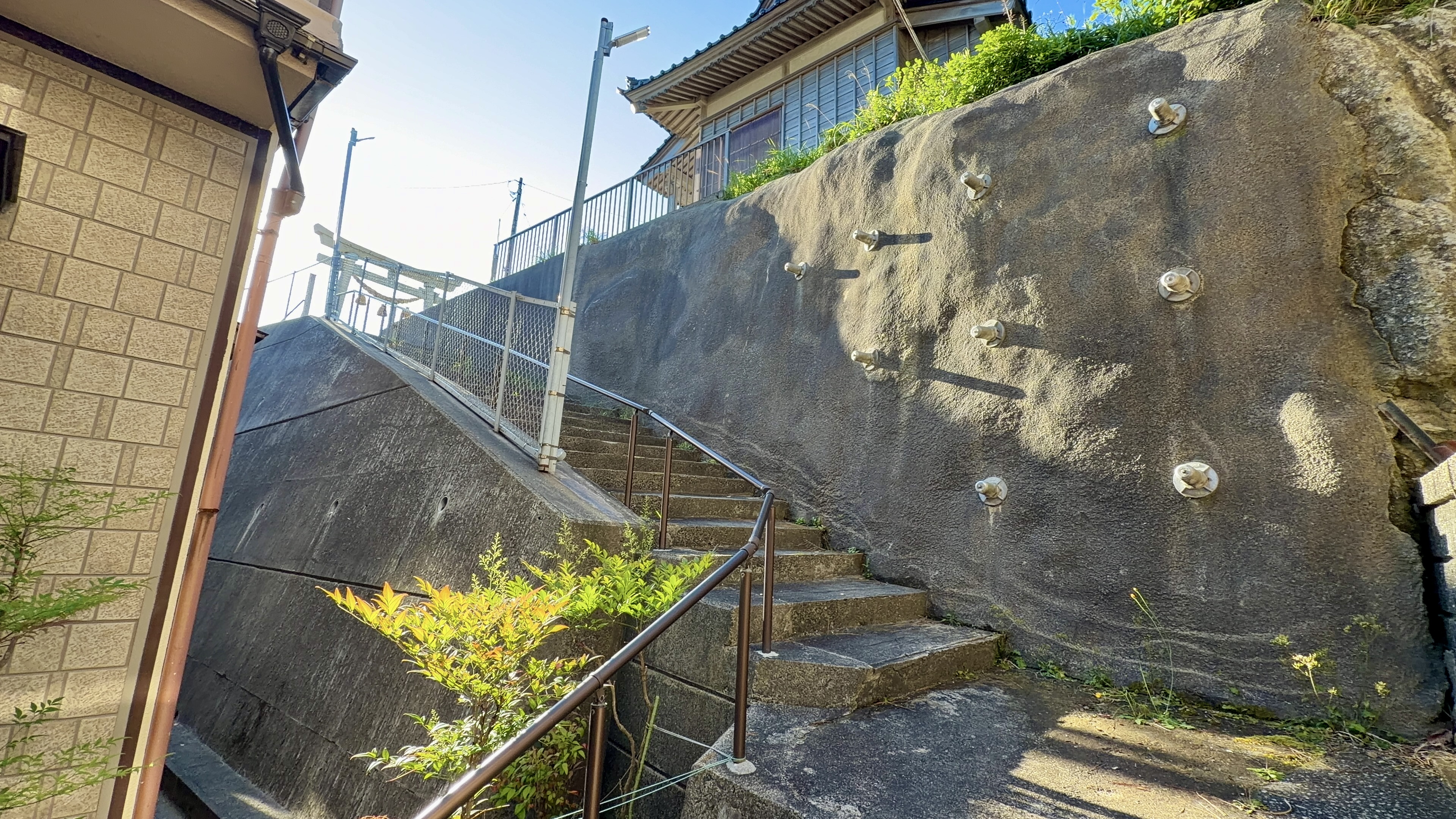 大岩と恵比寿神社への階段