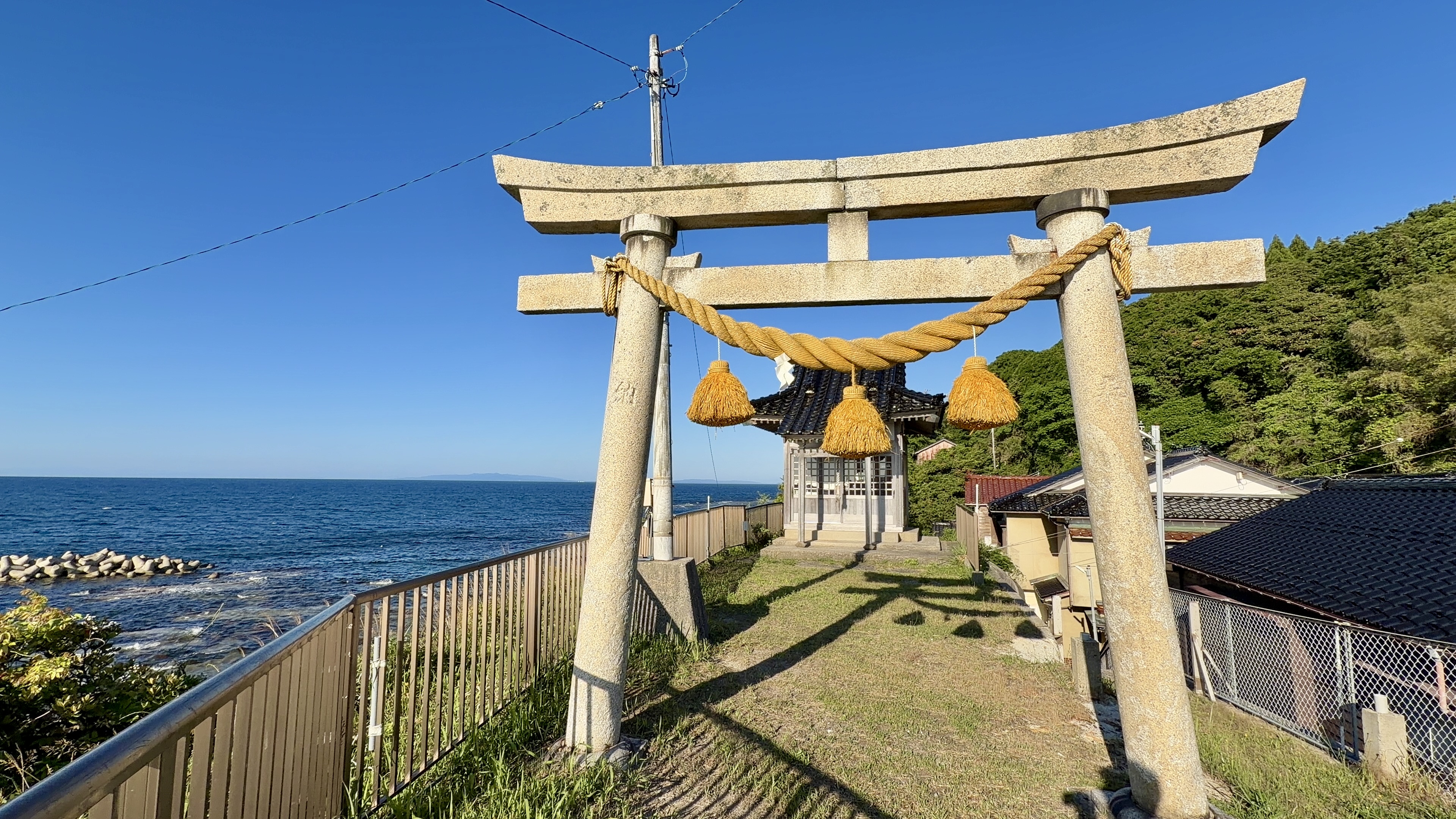 恵比寿神社の鳥居と青空・海