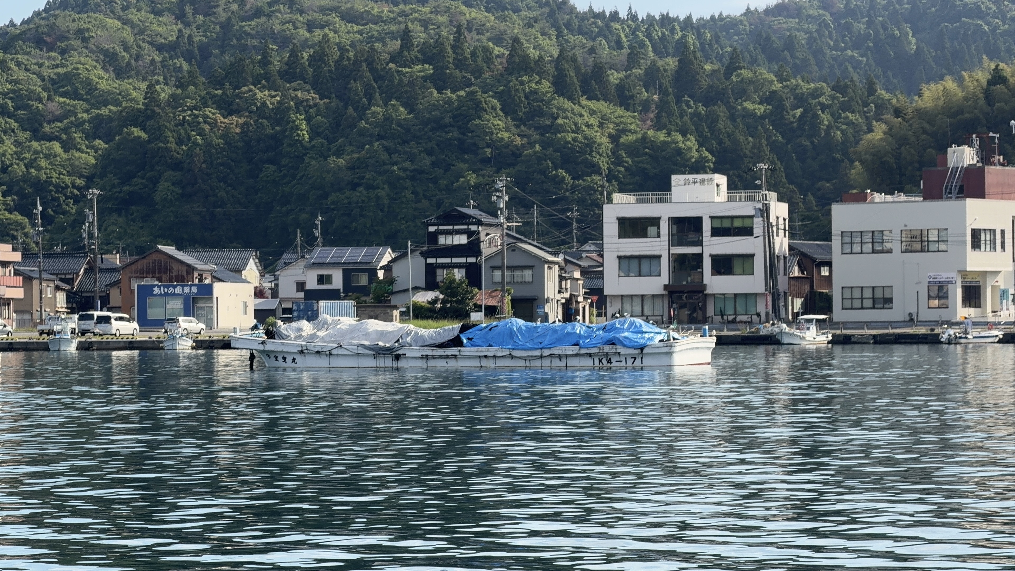 港の真ん中に浮かぶ謎の船