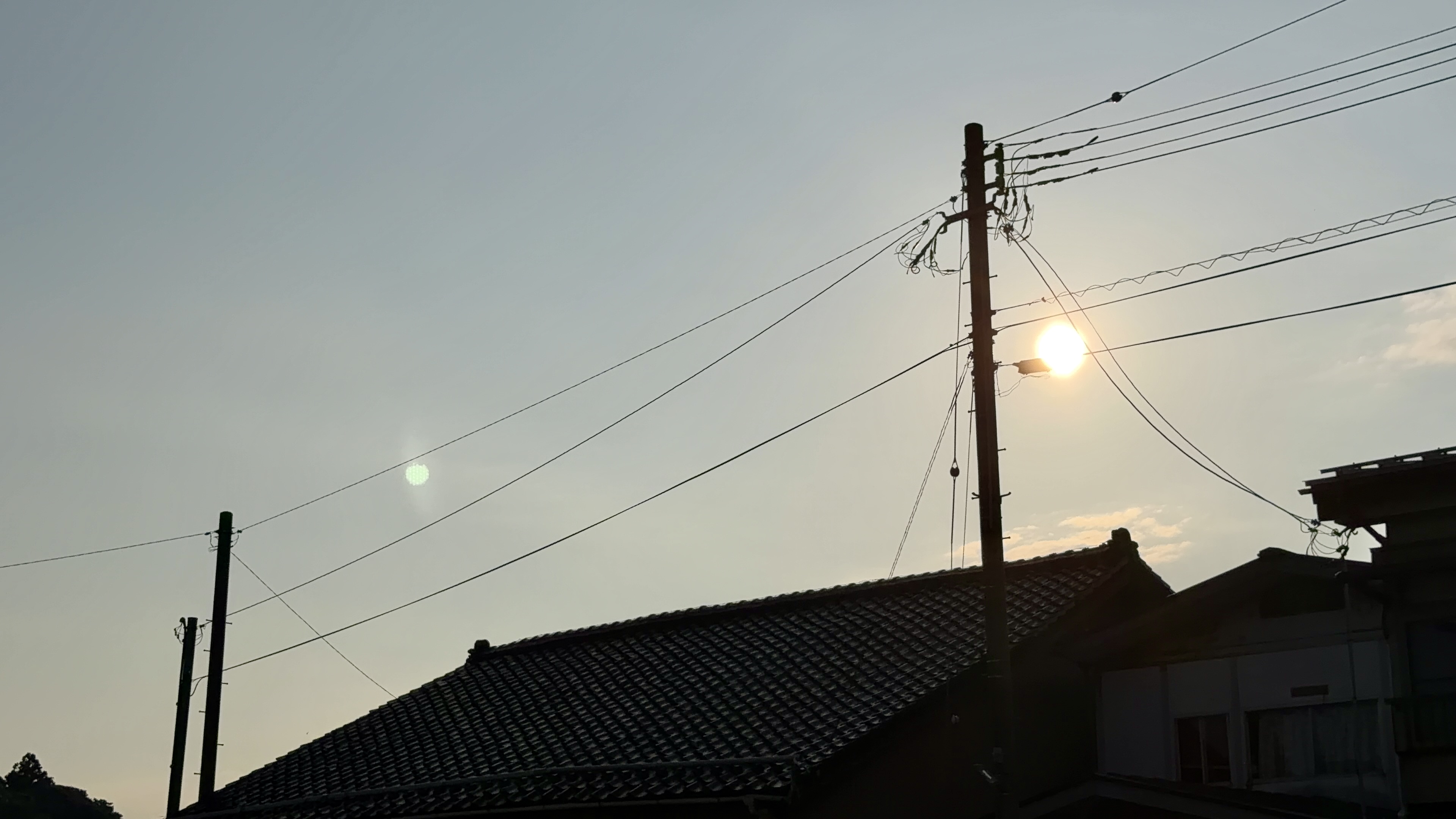 住宅街・電線と月のシルエット