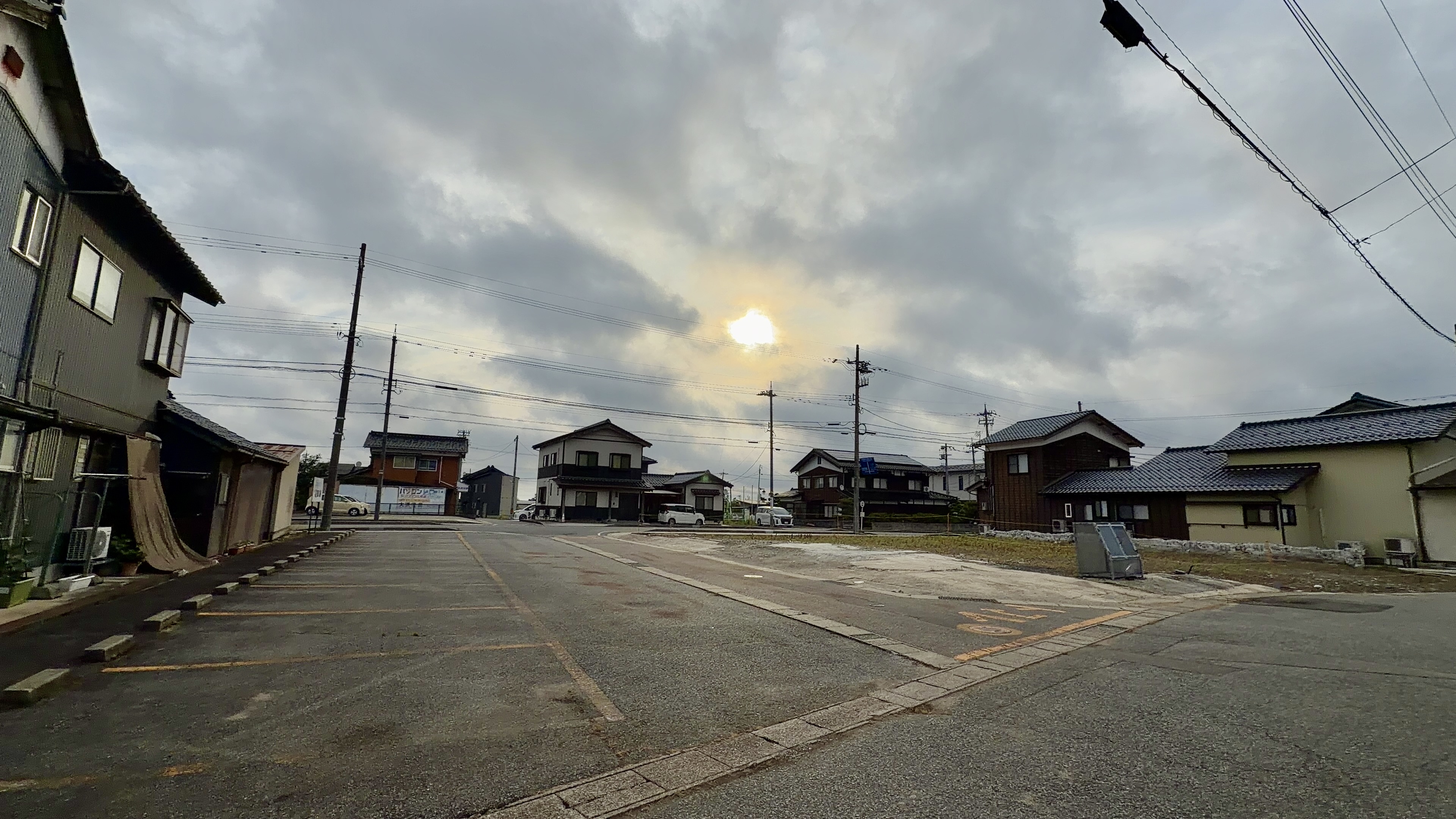 松波の住宅街・曇り空