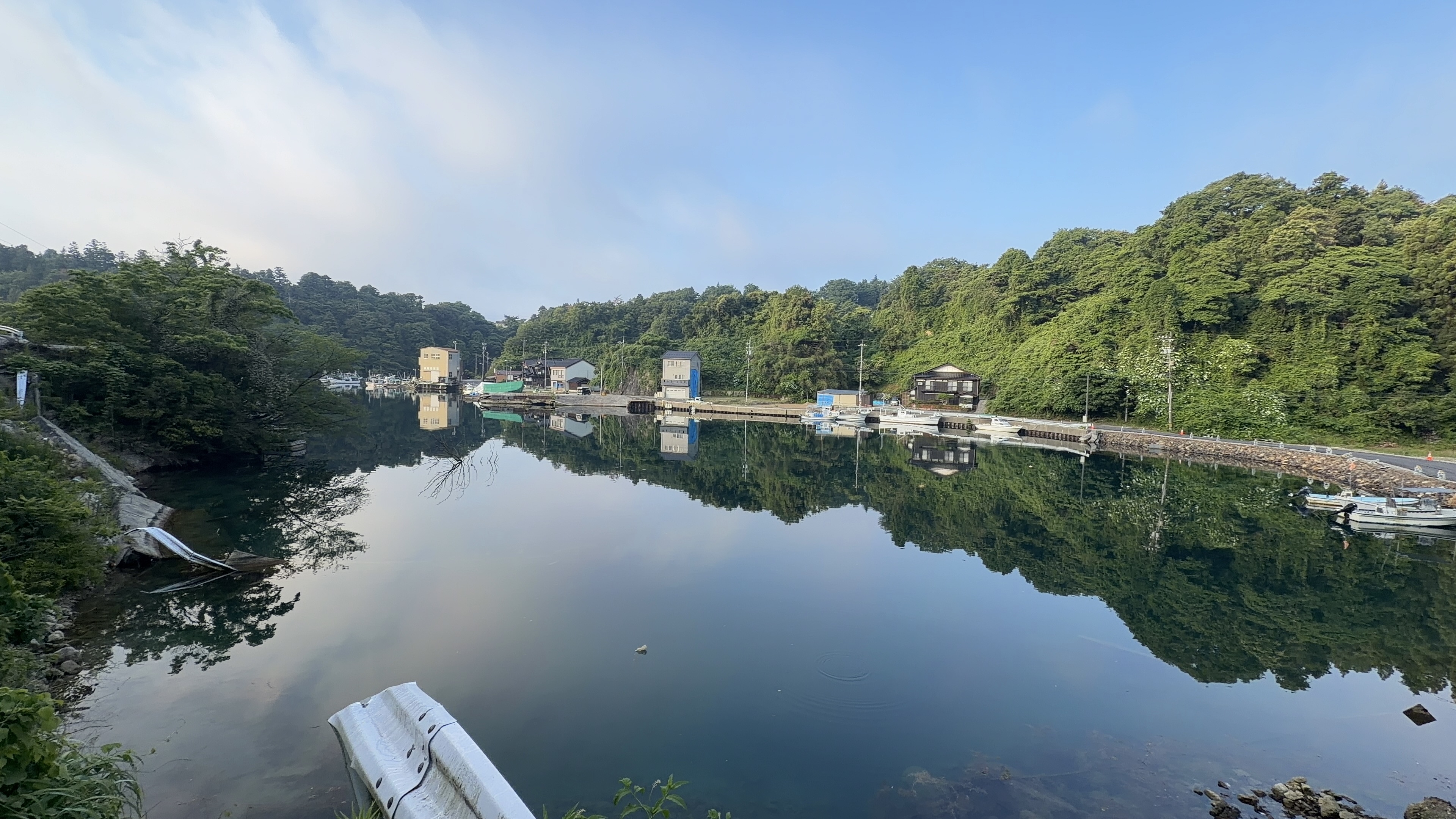 鏡のように穏やかな奈古浦の入り江・水面に空と緑が映る