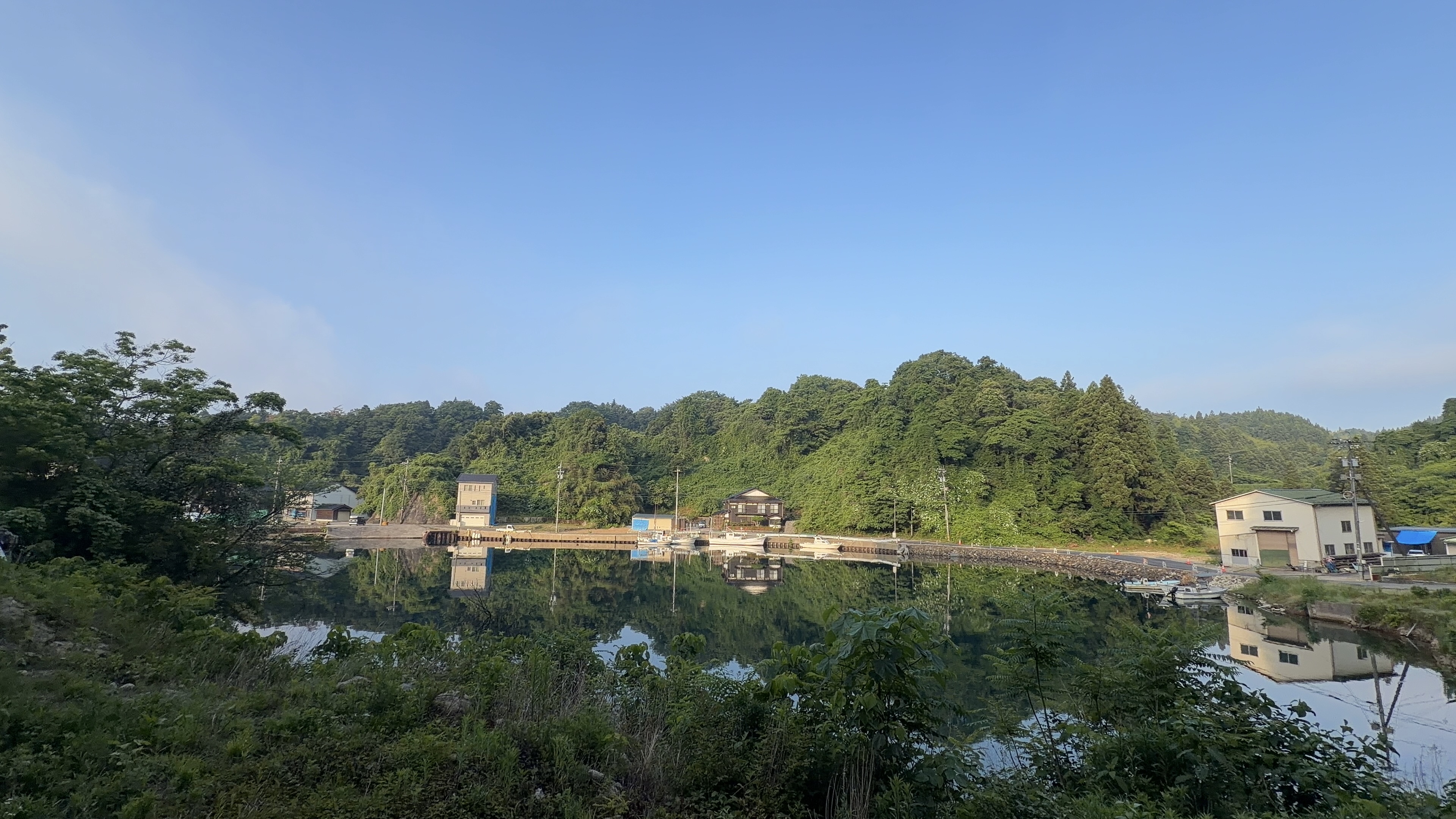 青空がひろがる朝の奈古浦の入り江