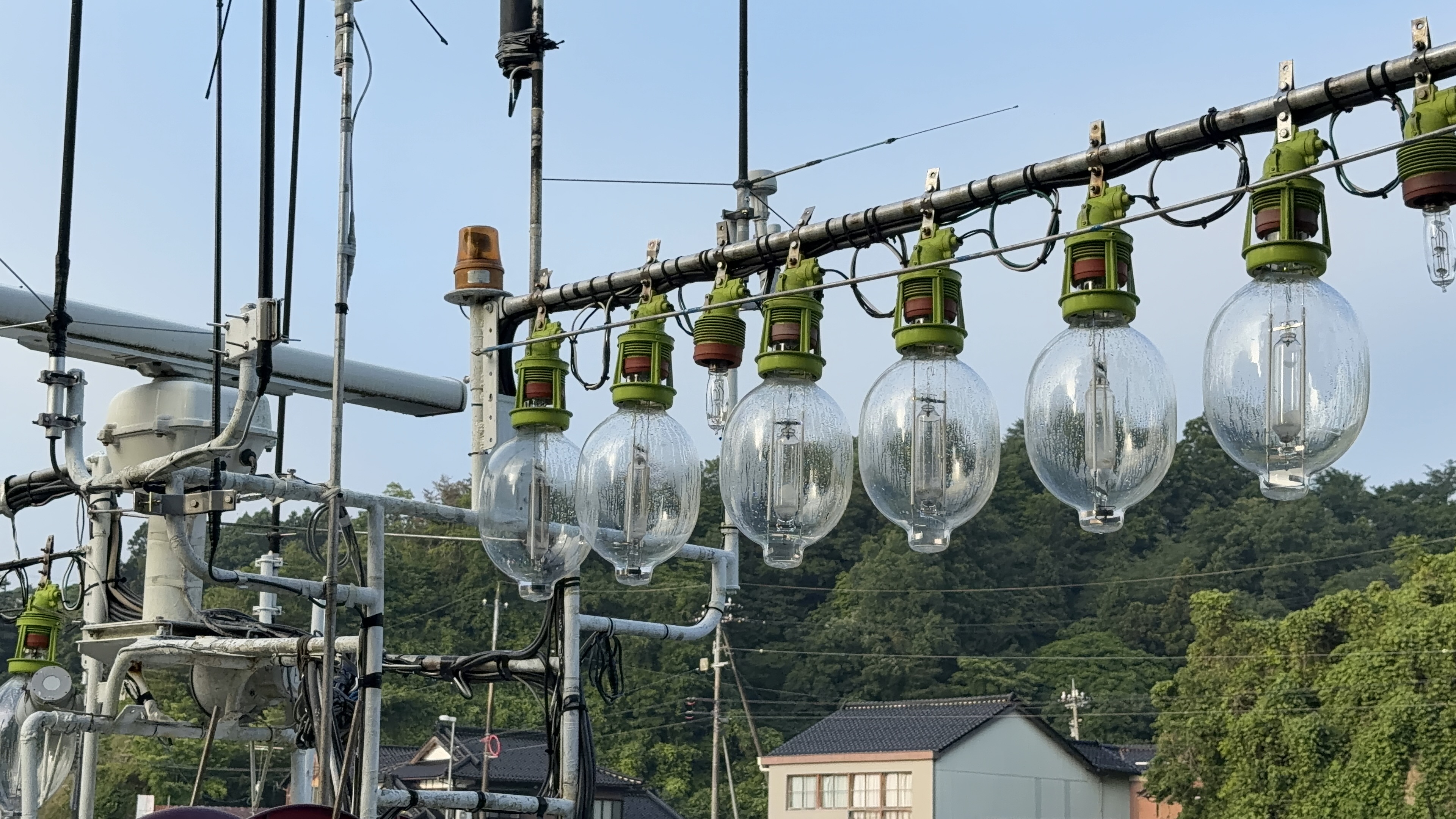 イカ釣り船の集魚灯のアップ・大きな電球がずらり