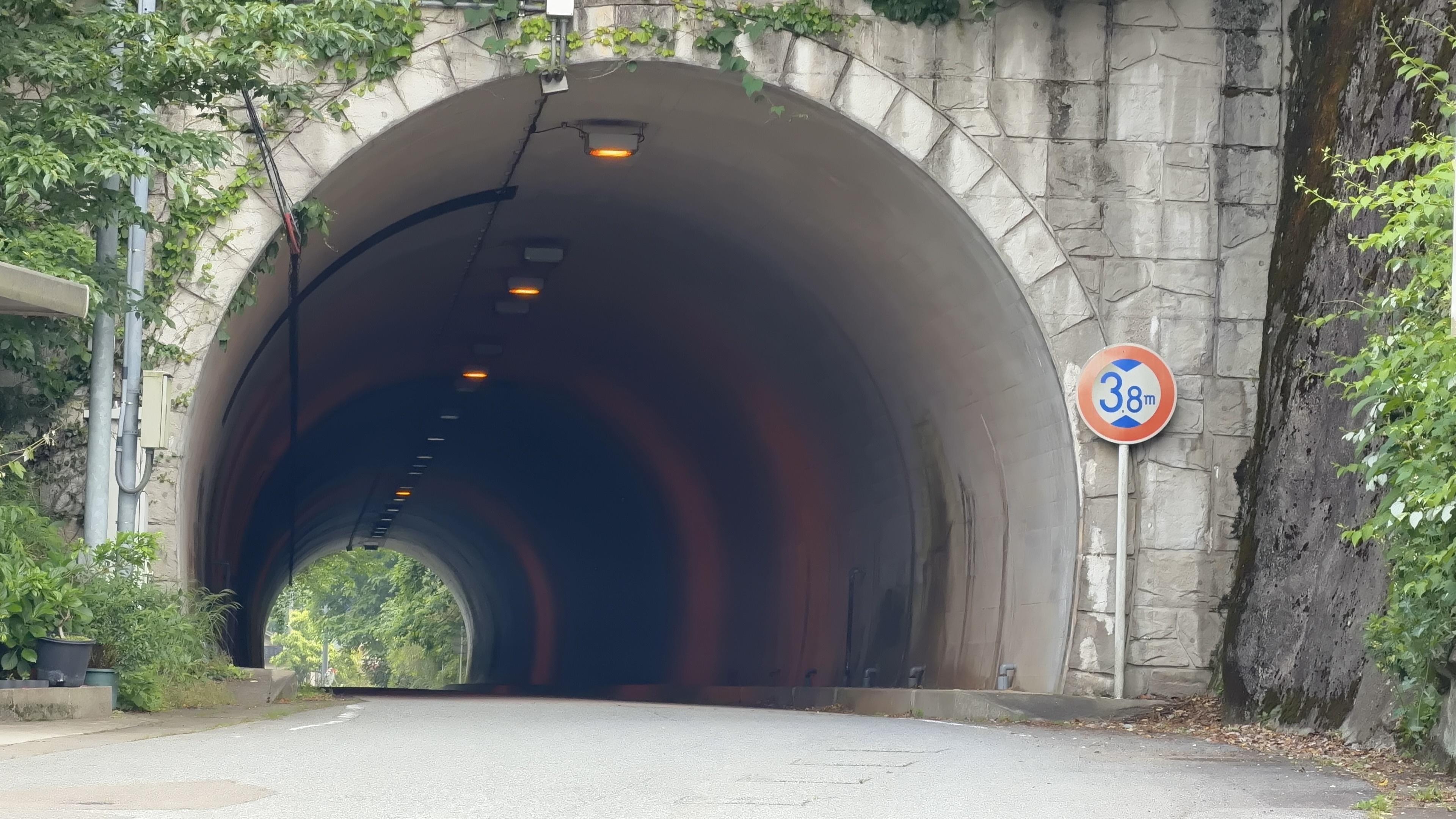 石積み風のトンネルの入り口