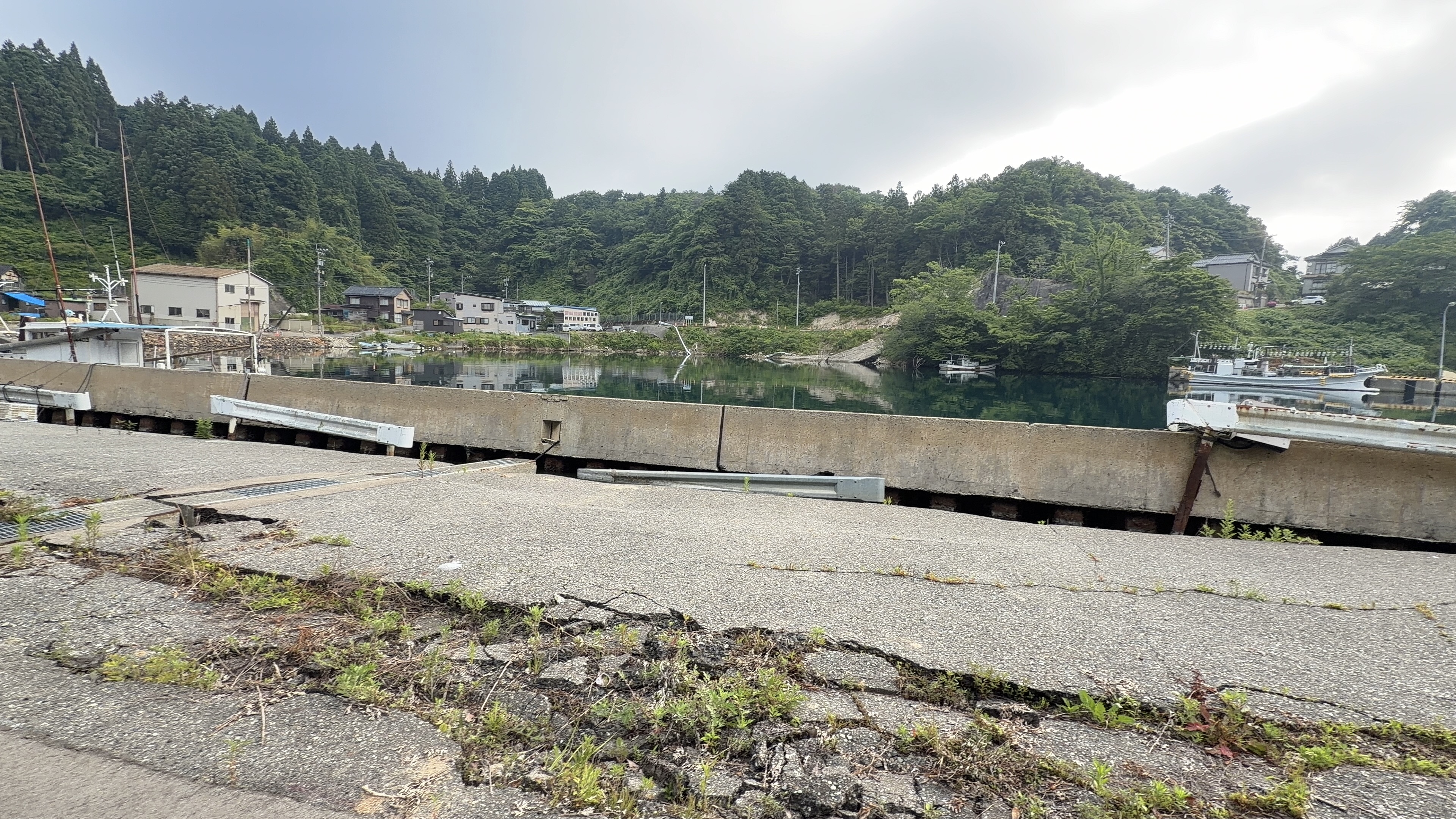 ひび割れの残る港の護岸