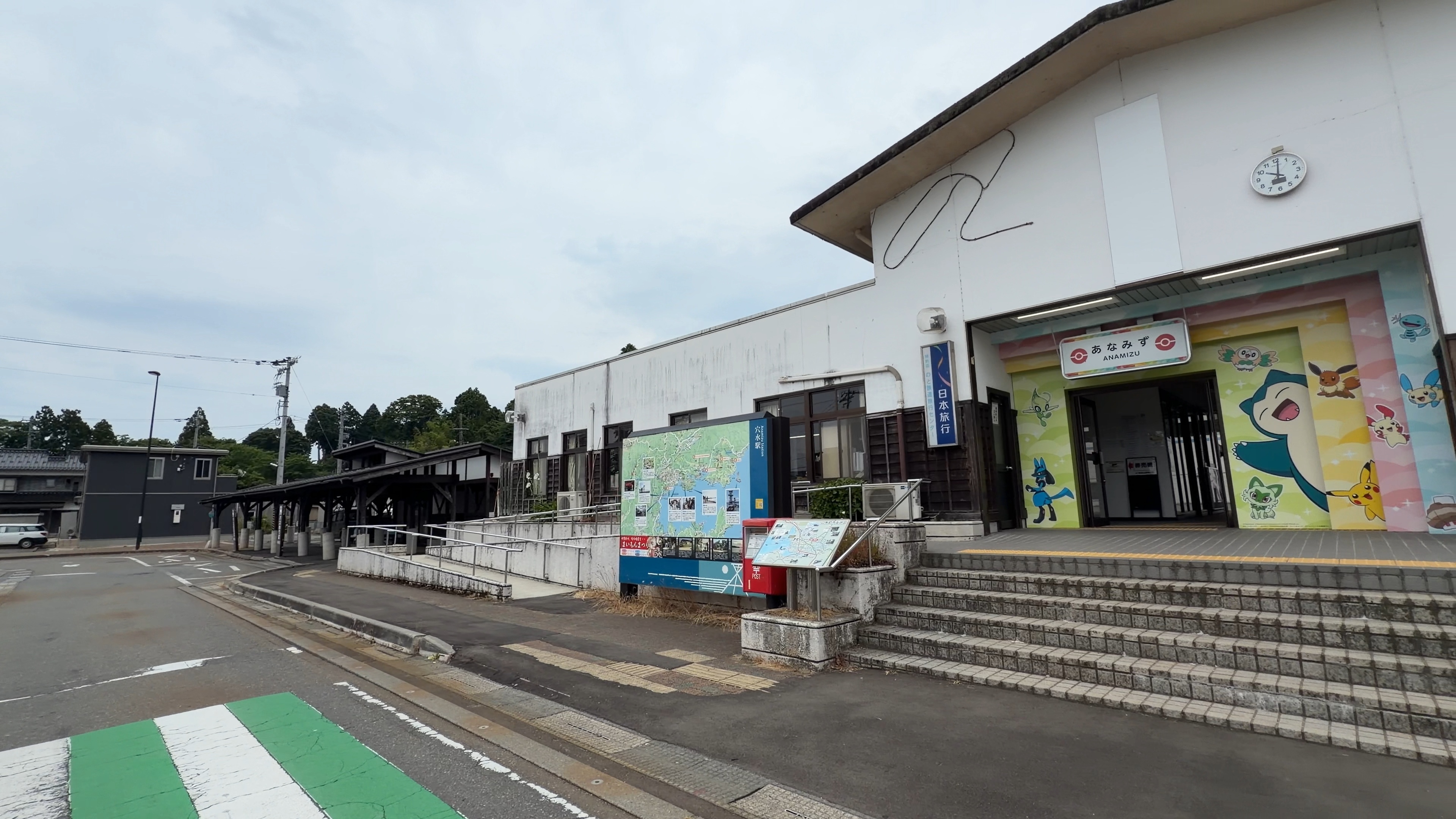 穴水駅の駅舎全景、案内マップと時計