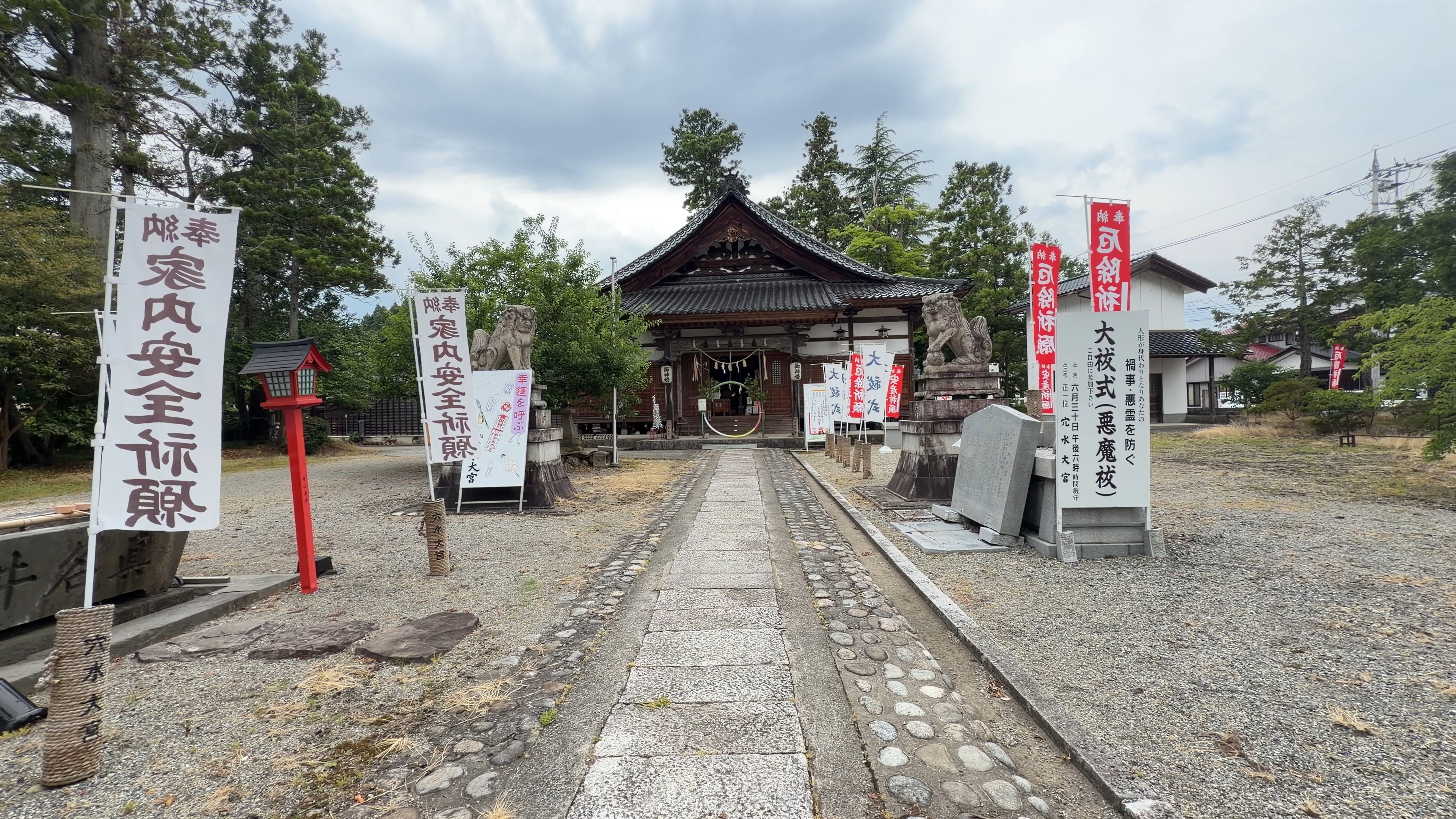 穴水大宮の拝殿、参道両脇に旗が並ぶ