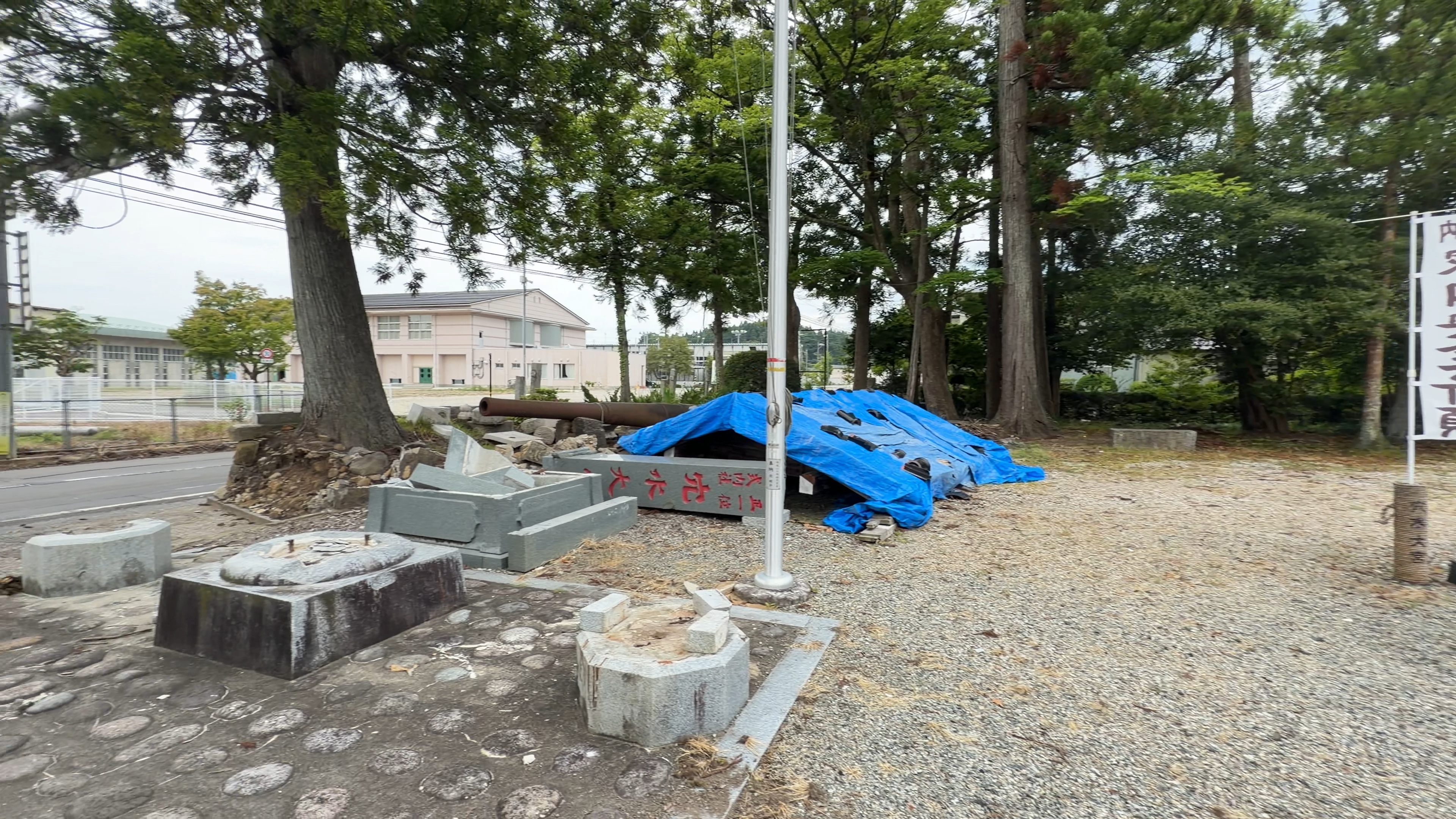 鳥居がなくなり、土台部分だけが残された跡地、青いブルーシートがかけられている