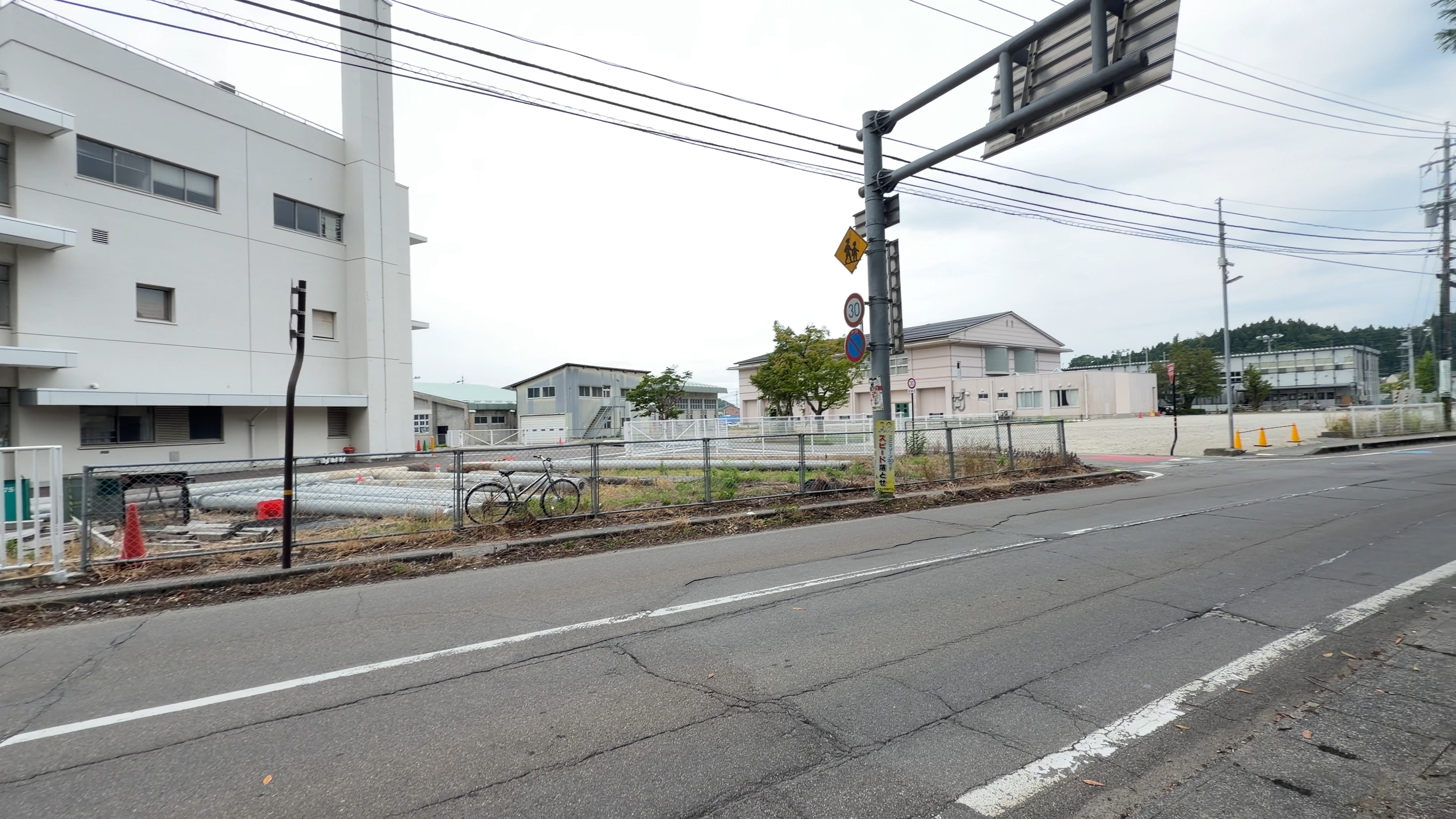 穴水町大町の交差点、学校あり標識と横断歩道