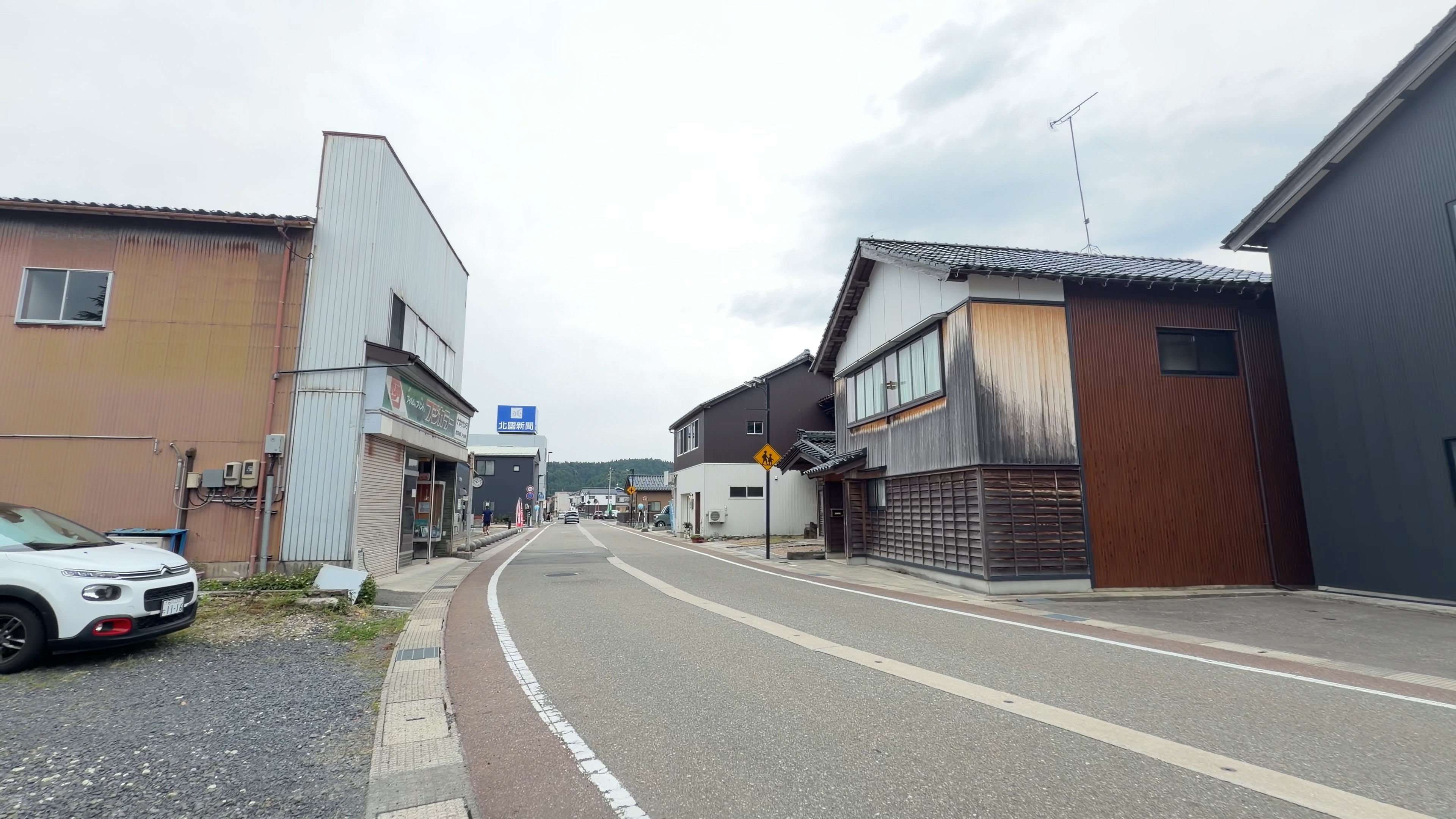 穴水町大町の商店街の通り、古い商店の建物が並ぶ
