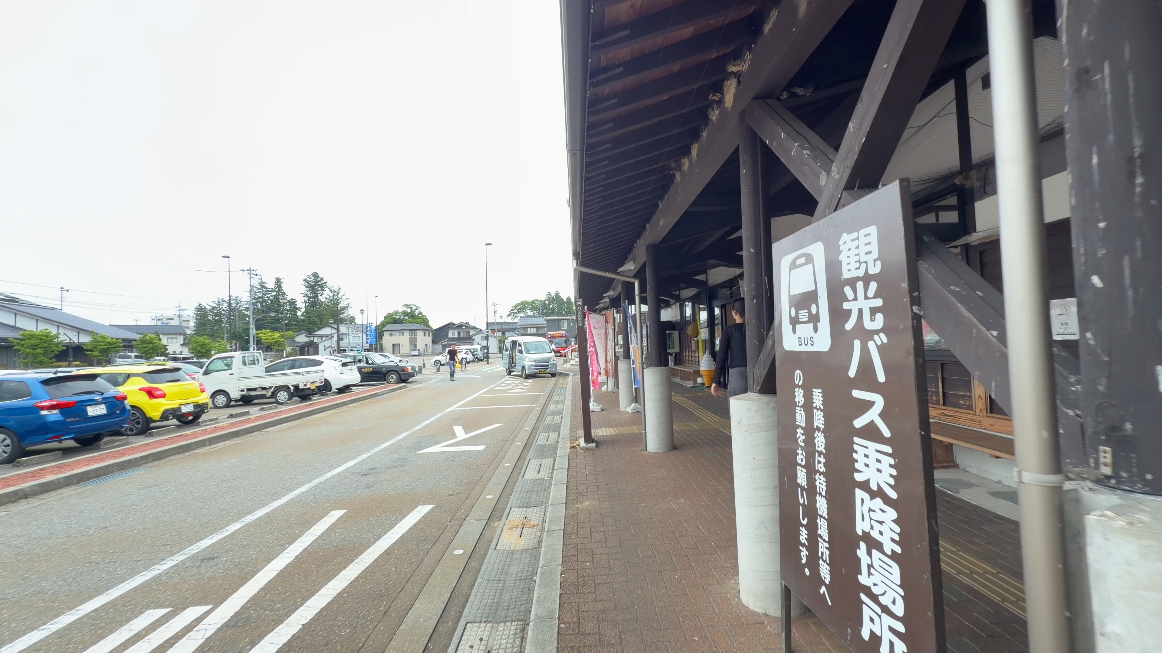 穴水駅前の観光バス乗降場所、屋根つきの通路