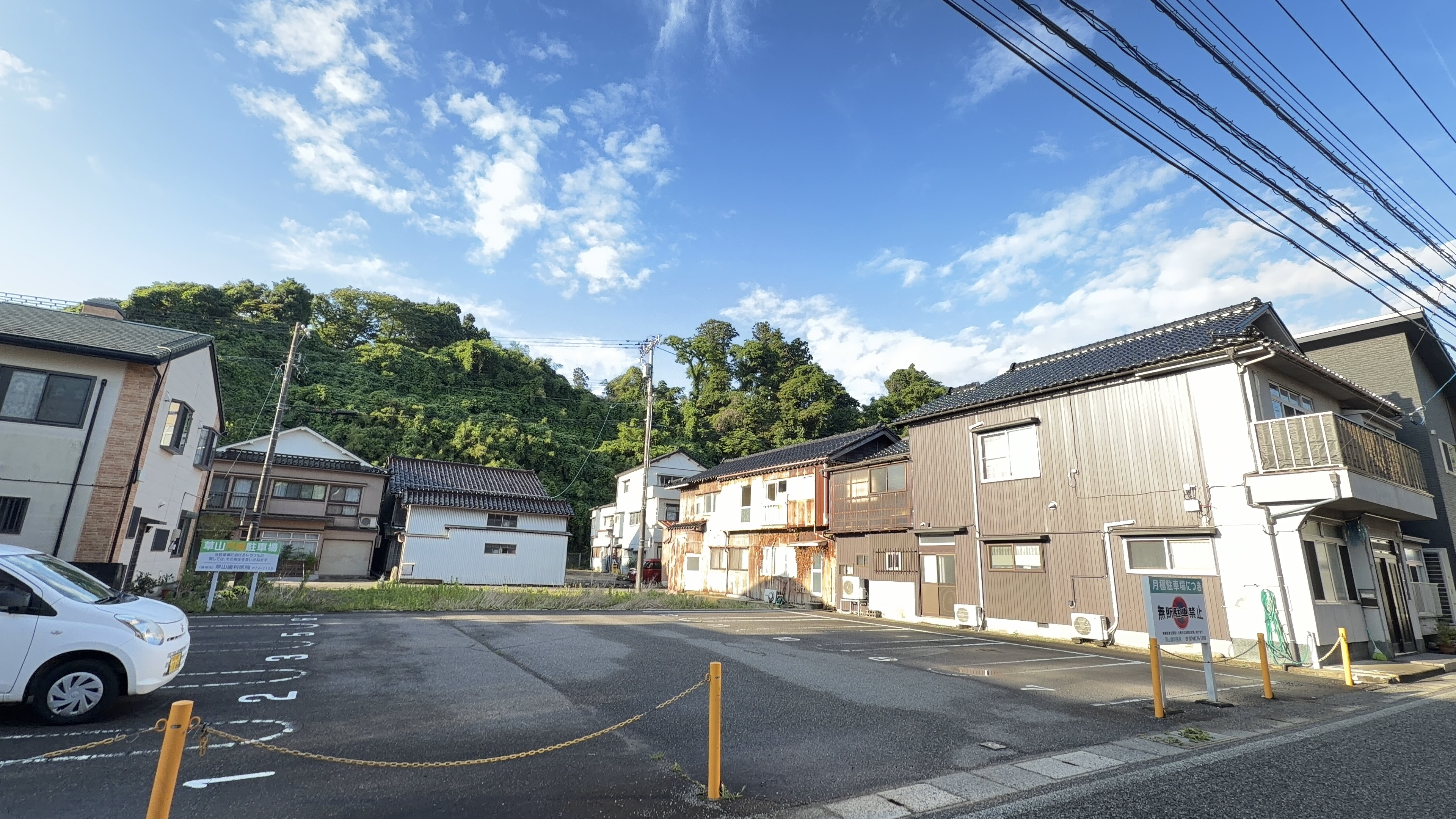 緑の山を背にした小木の住宅街