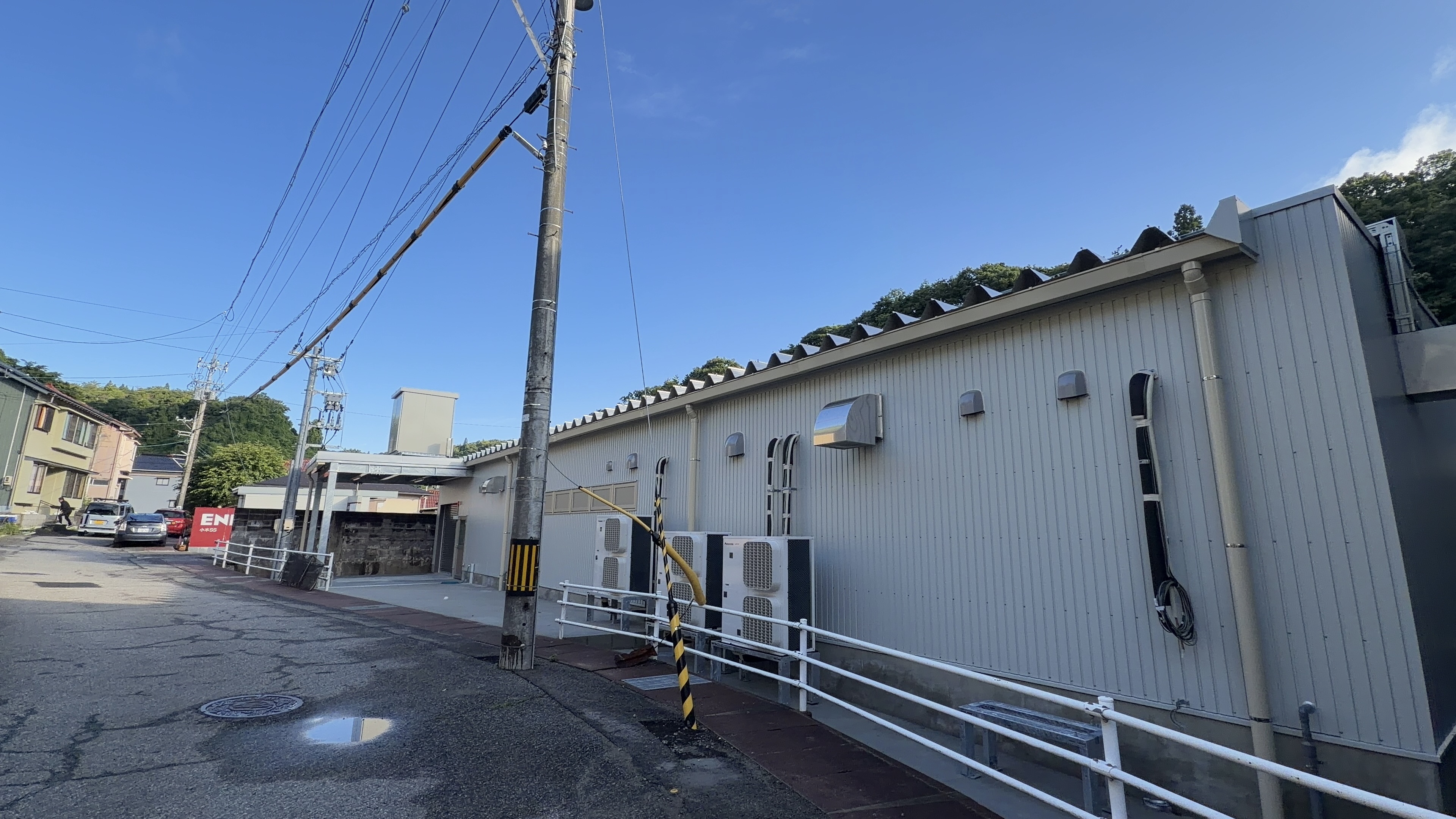 新しいスーパーしんやの裏側、白い新築の建物