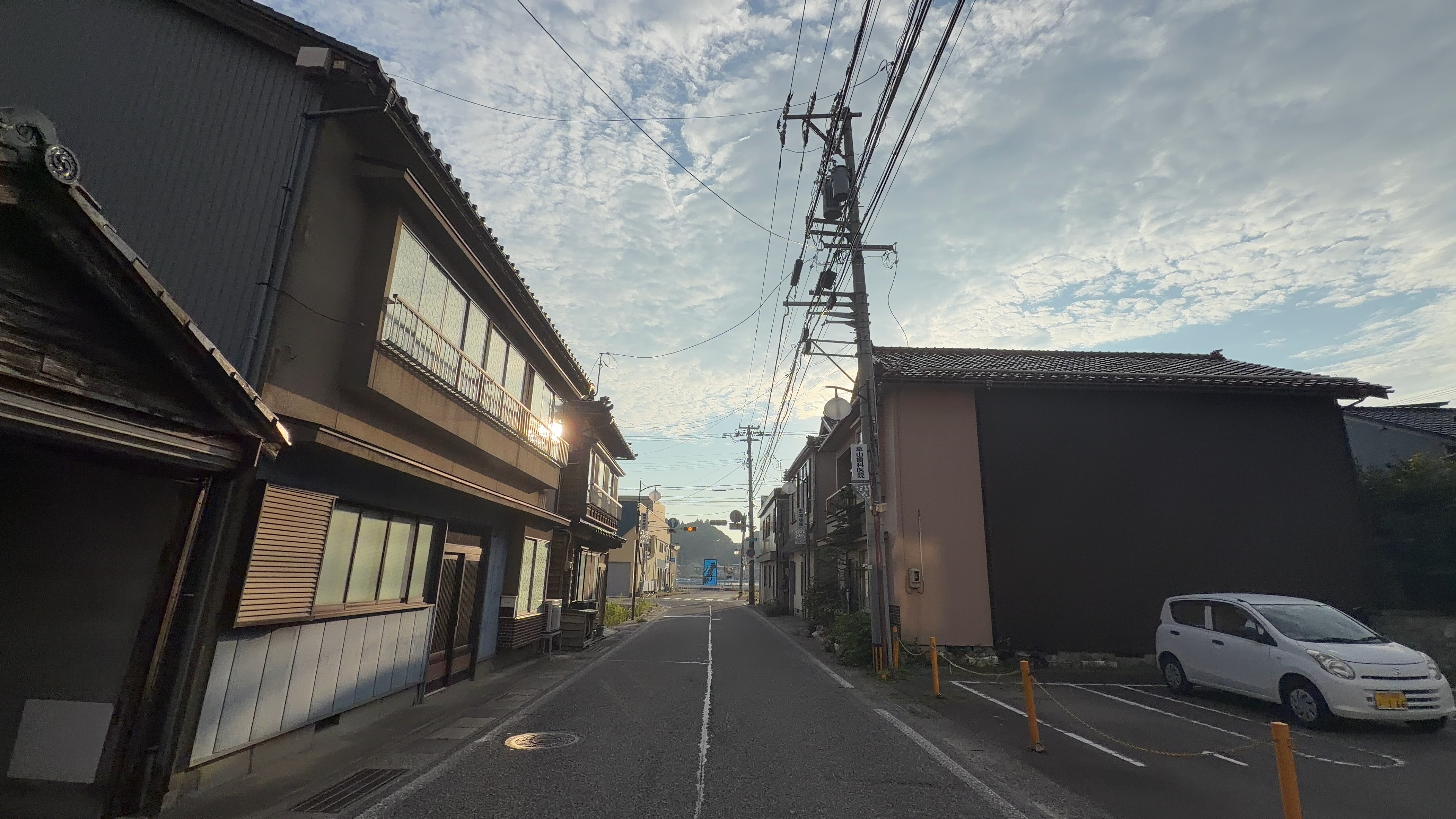 黒い板張りの家が並ぶ小木の路地