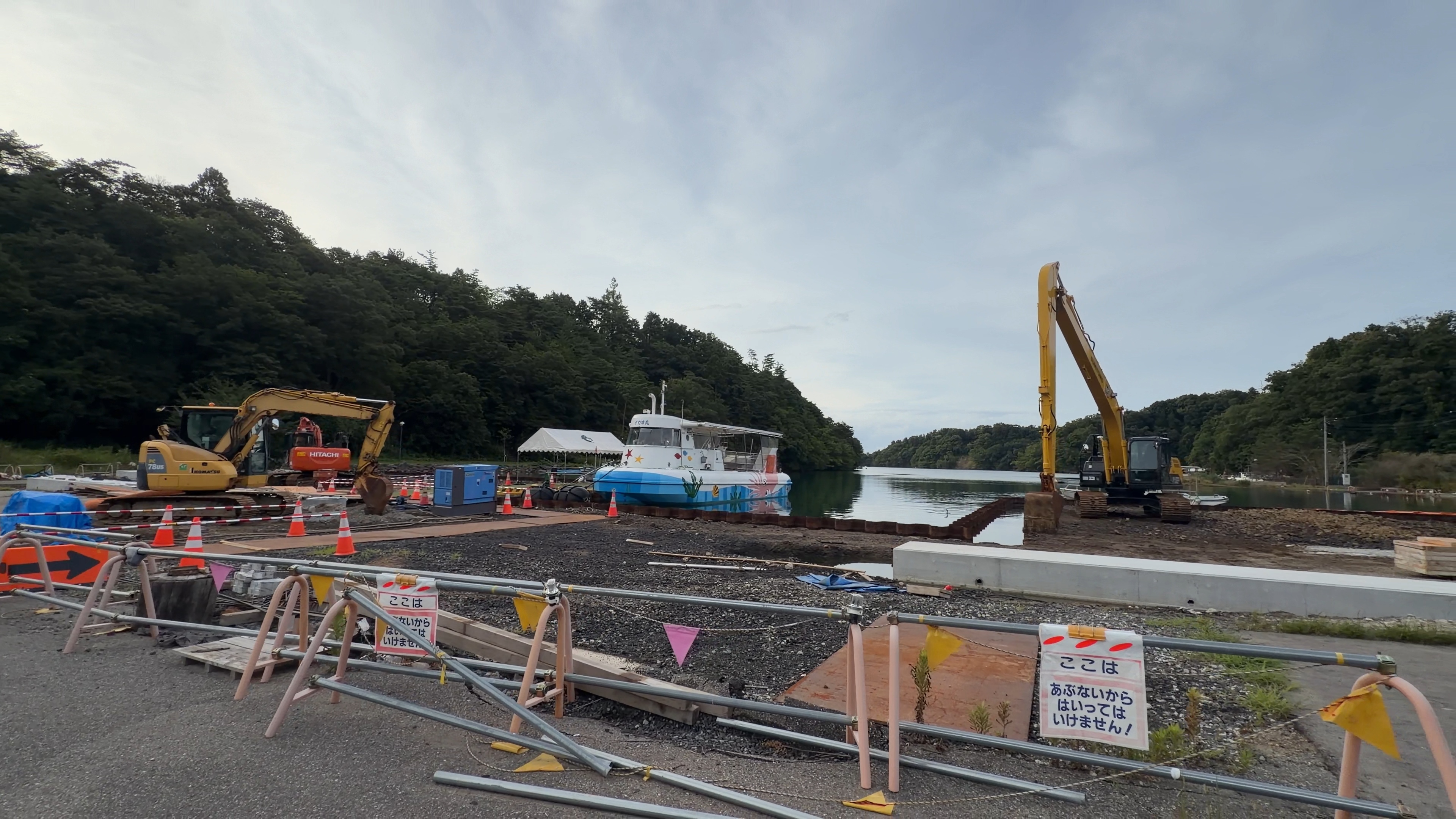 工事現場に立てられた、ひらがなで書かれた「ここはあぶないからはいってはいけません」の看板