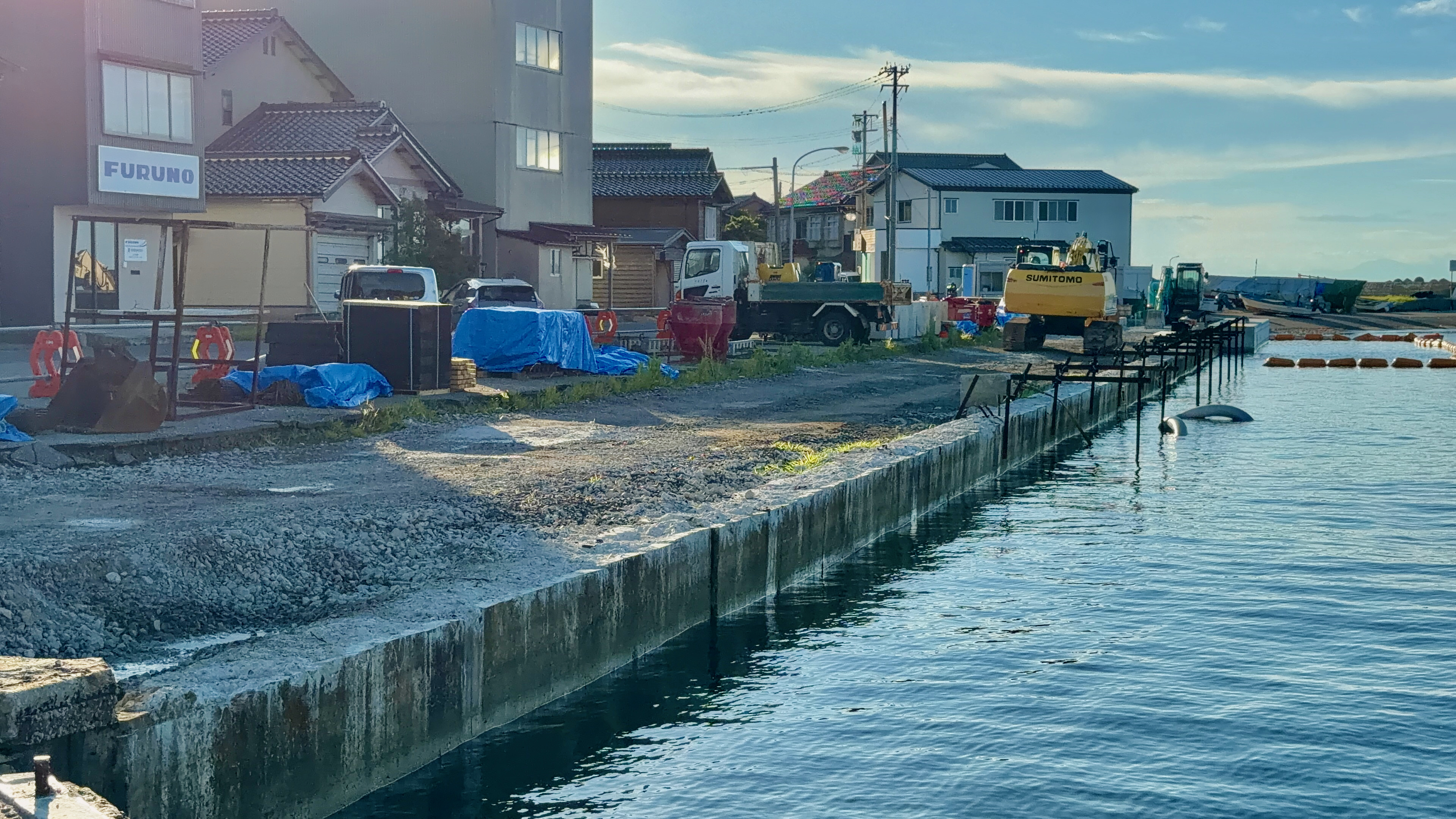 FURUNOの看板前、岸壁の護岸工事現場