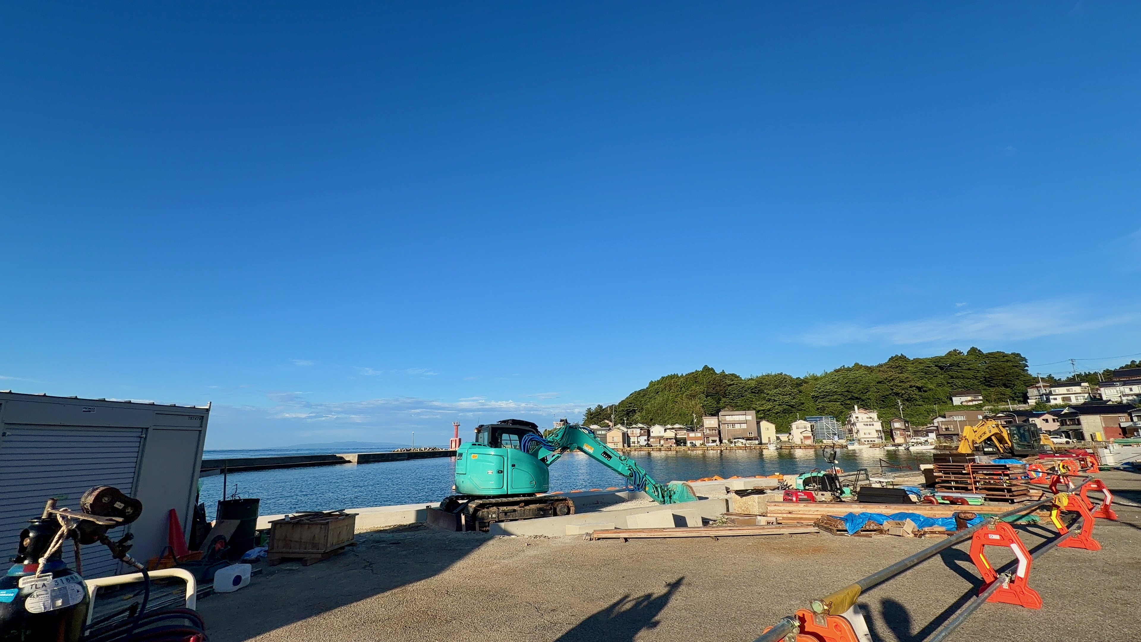 港沿いに置かれた緑色のショベルカー