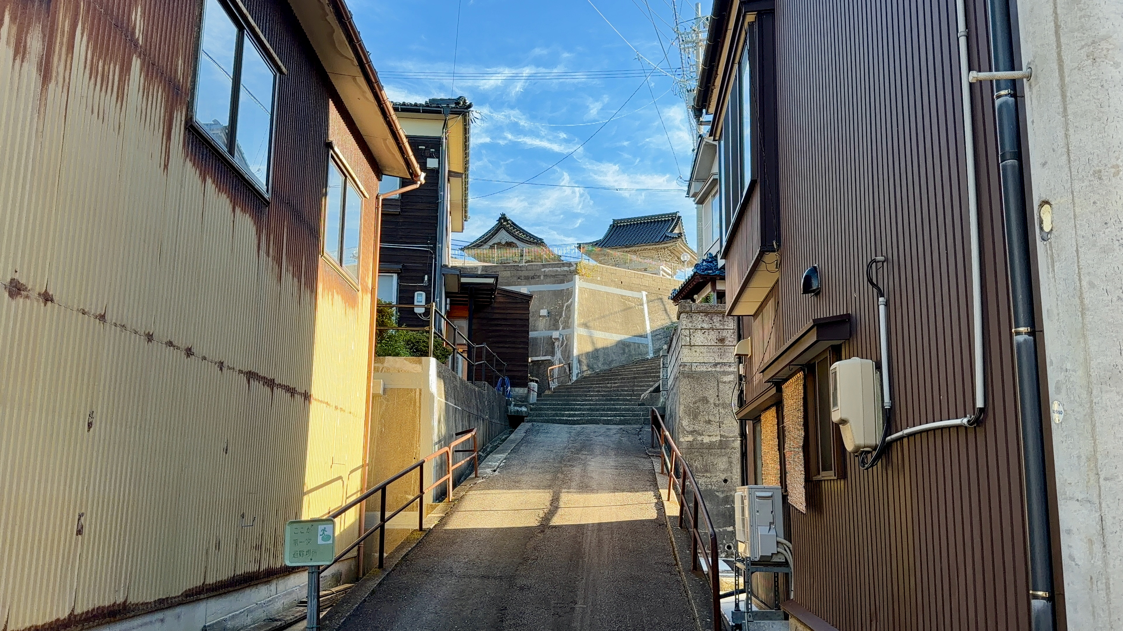 法融寺の屋根が見える住宅街の坂道
