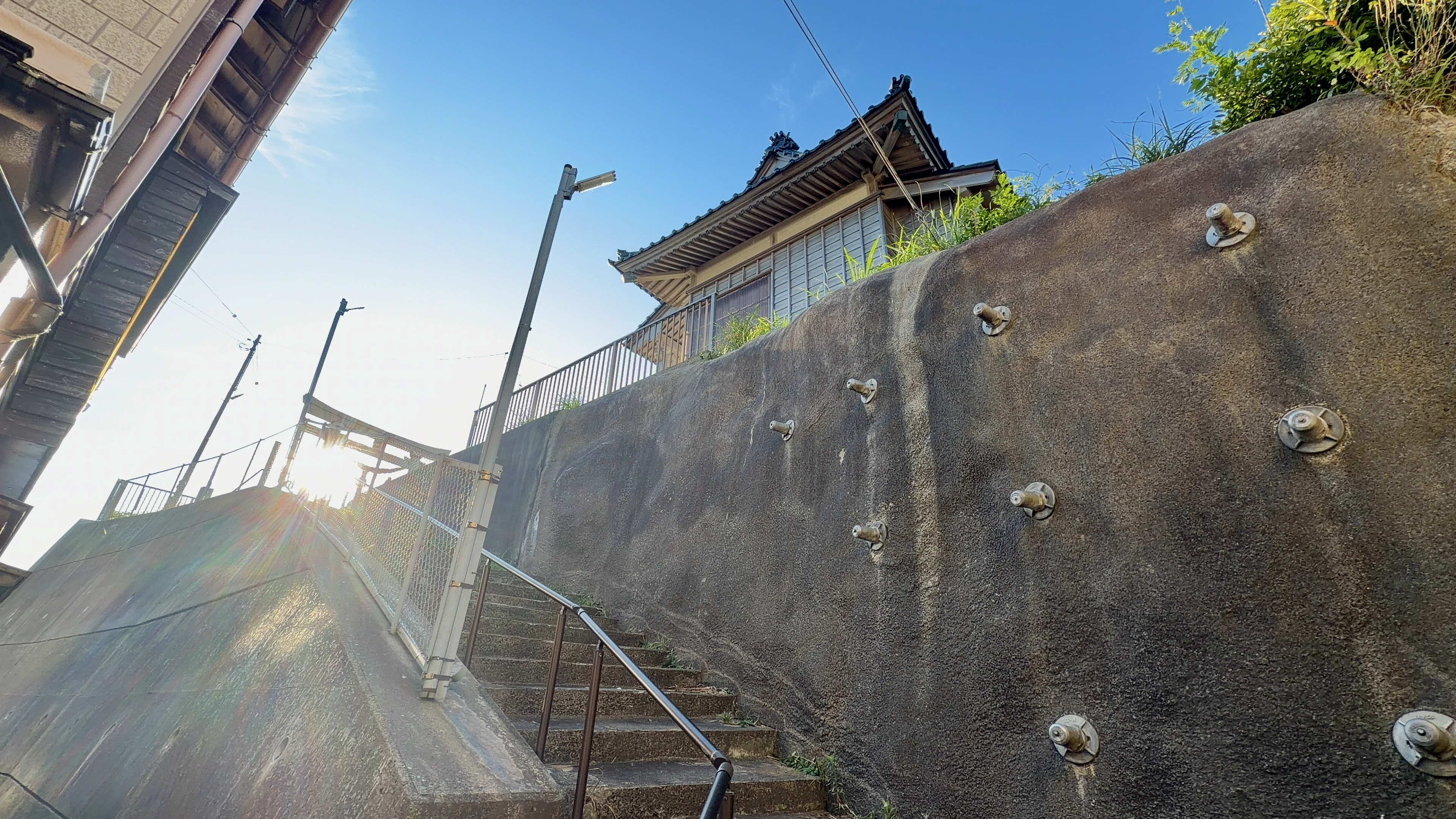 恵比寿神社へつづく階段と擁壁ぞいの古い家