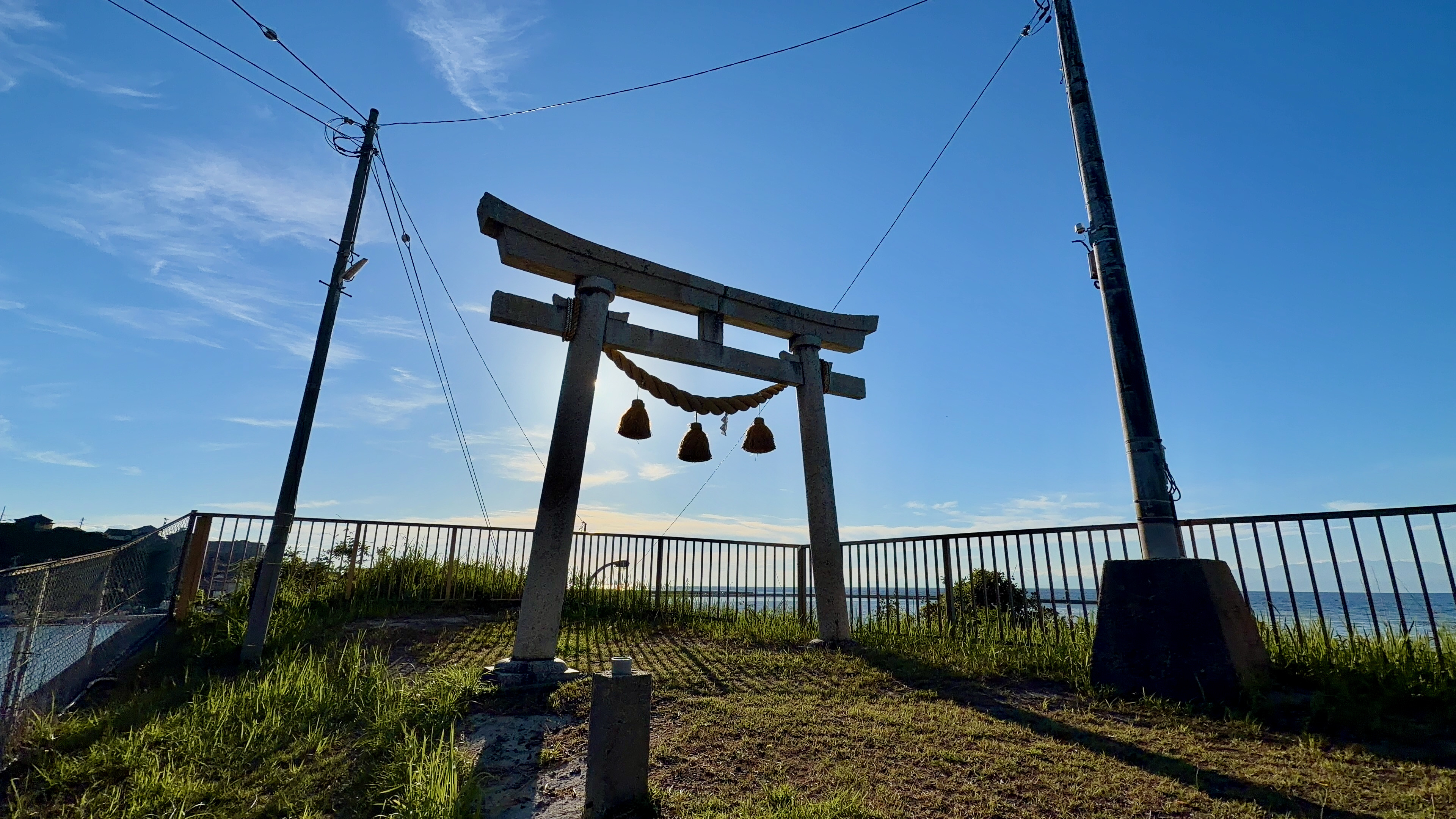 しめ縄のかかった恵比寿神社の鳥居と海