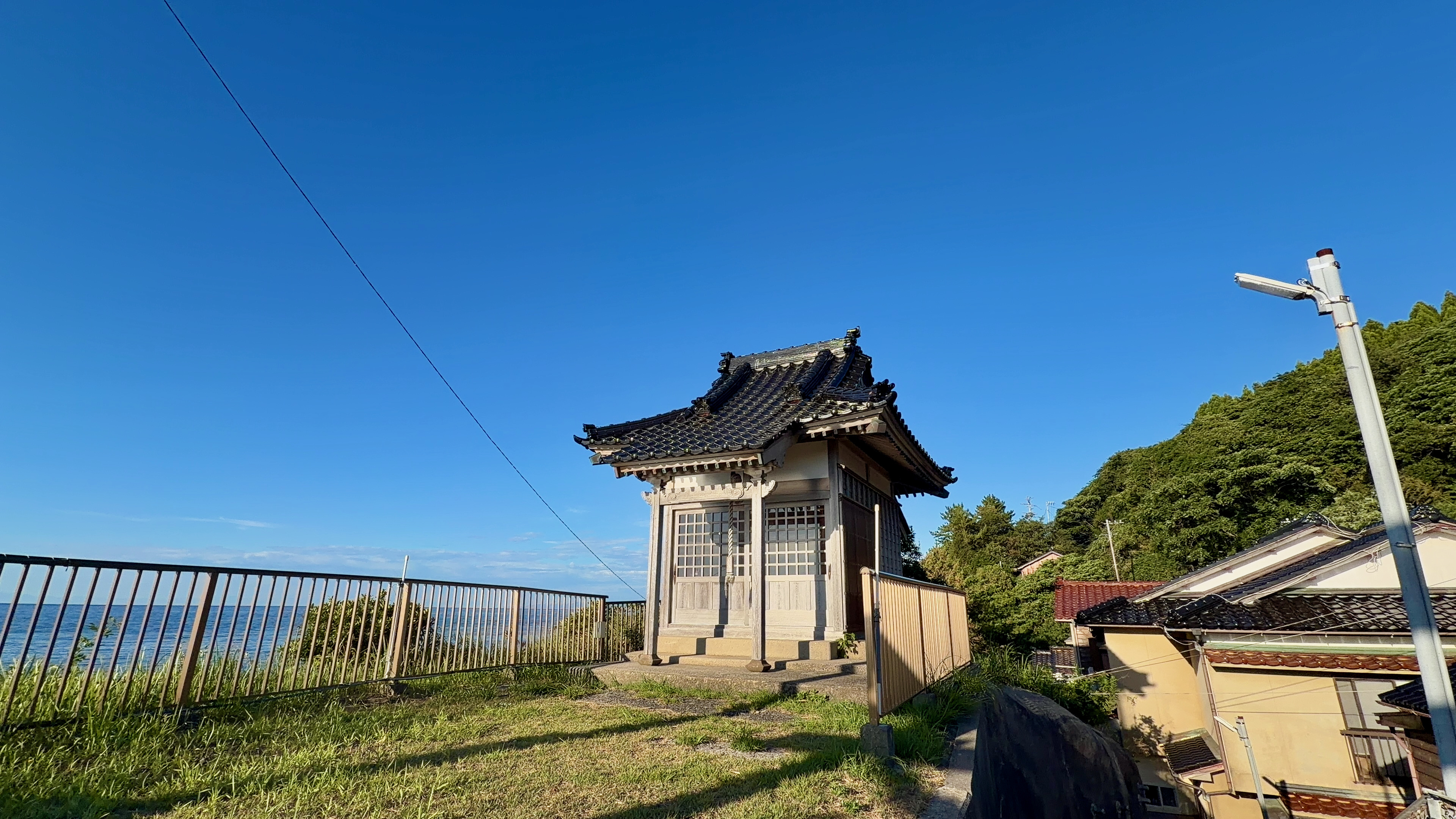 海を背にした恵比寿神社の本殿