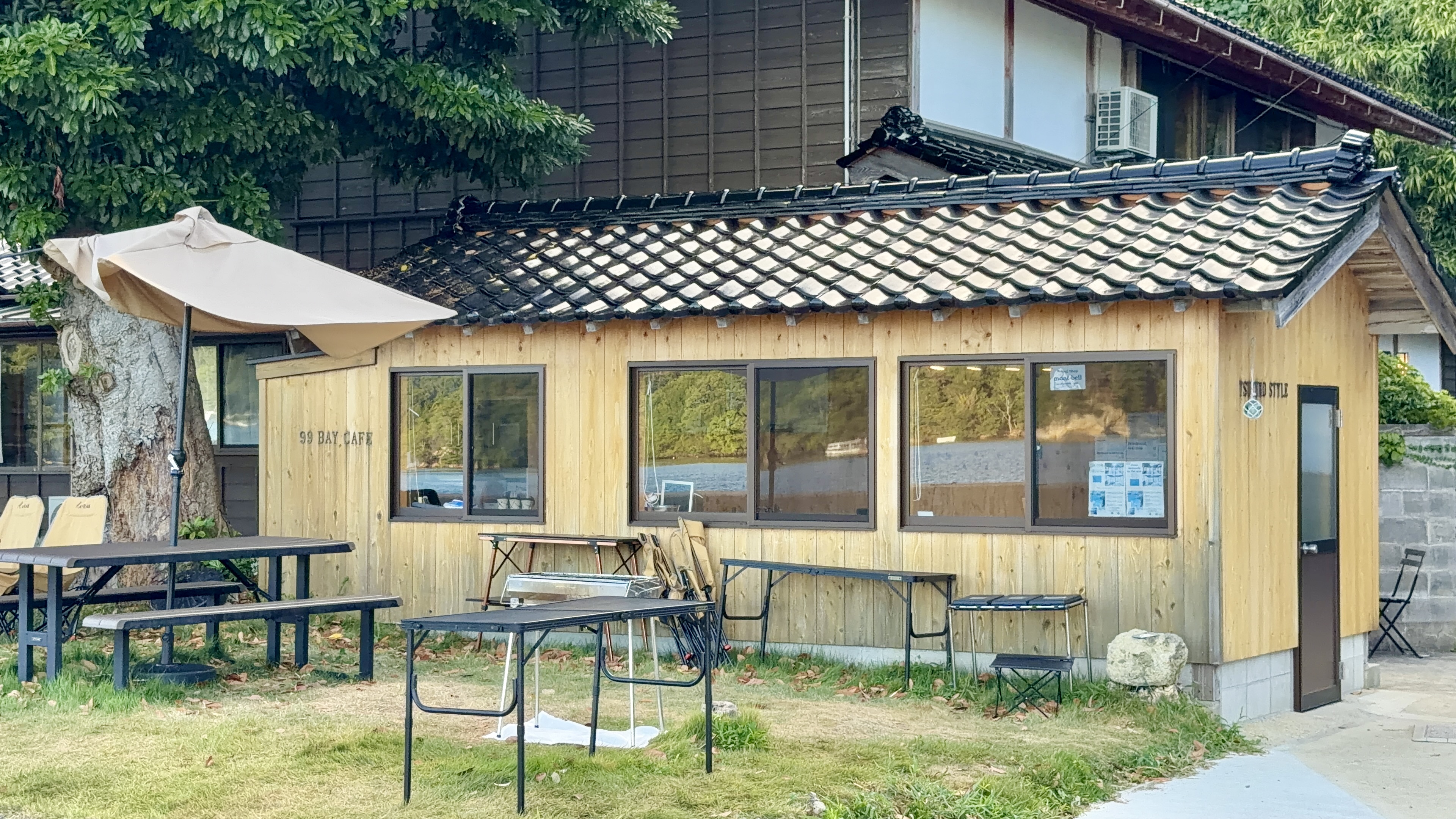 九十九湾を望むゲストハウスTSUKUMO STYLE併設の99 BAY CAFEの外観