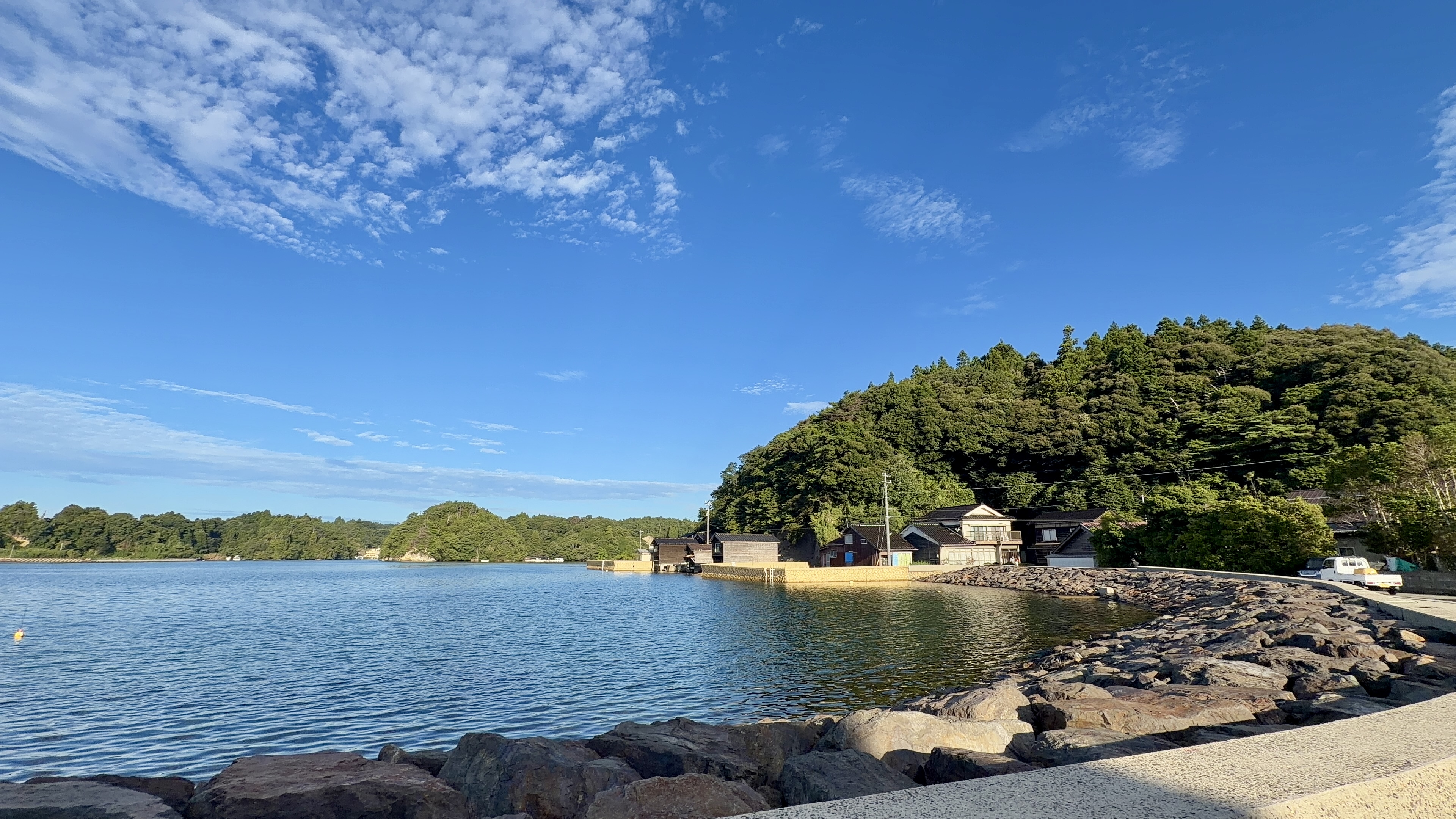 船小屋が立ち並ぶ九十九湾の船小屋通りの遠景