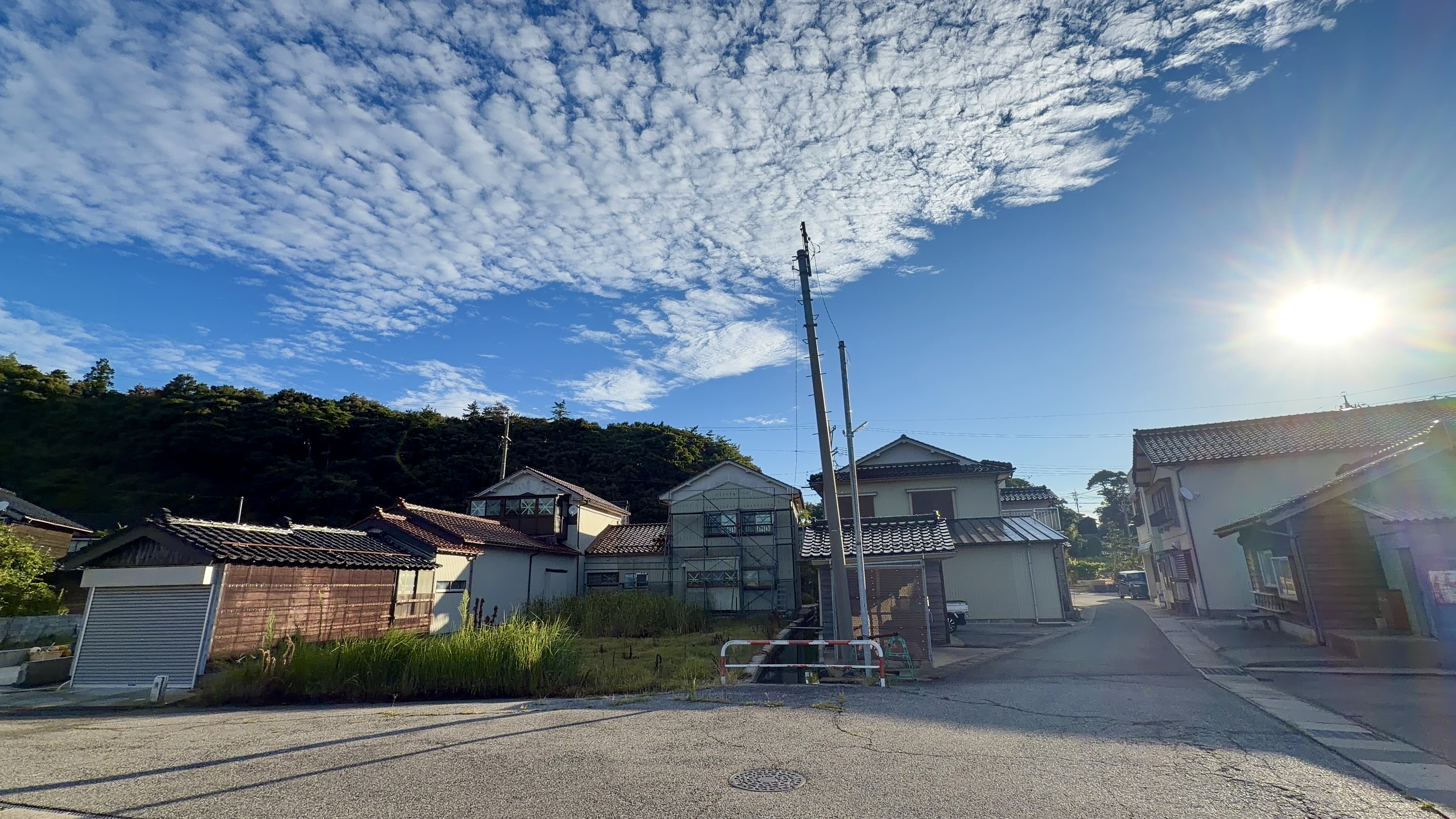 船小屋通りへ向かう途中の九十九湾の住宅街の道