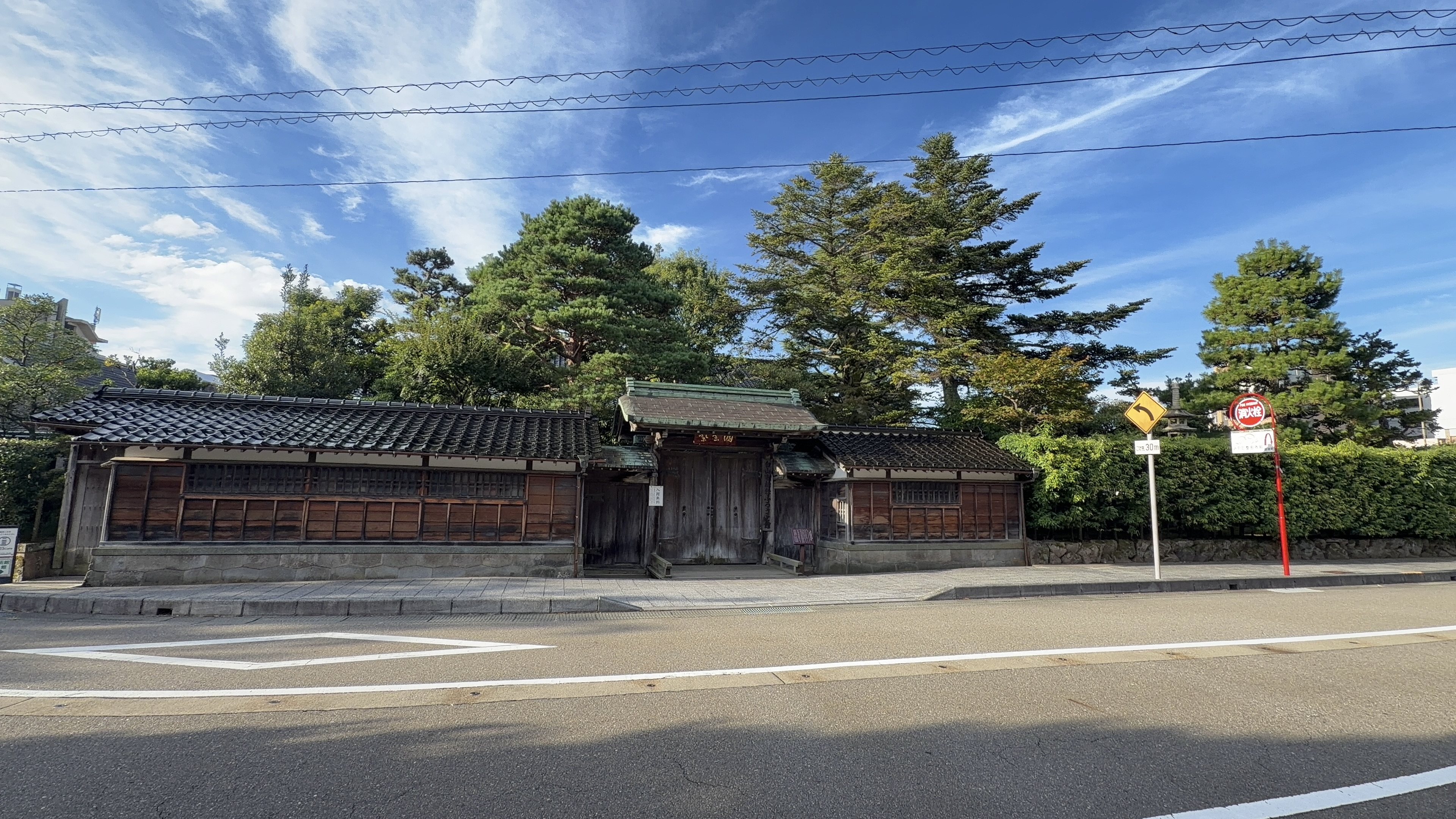 松任ふるさと館の外観、大きな瓦屋根の木造建築、蔵のような佇まい