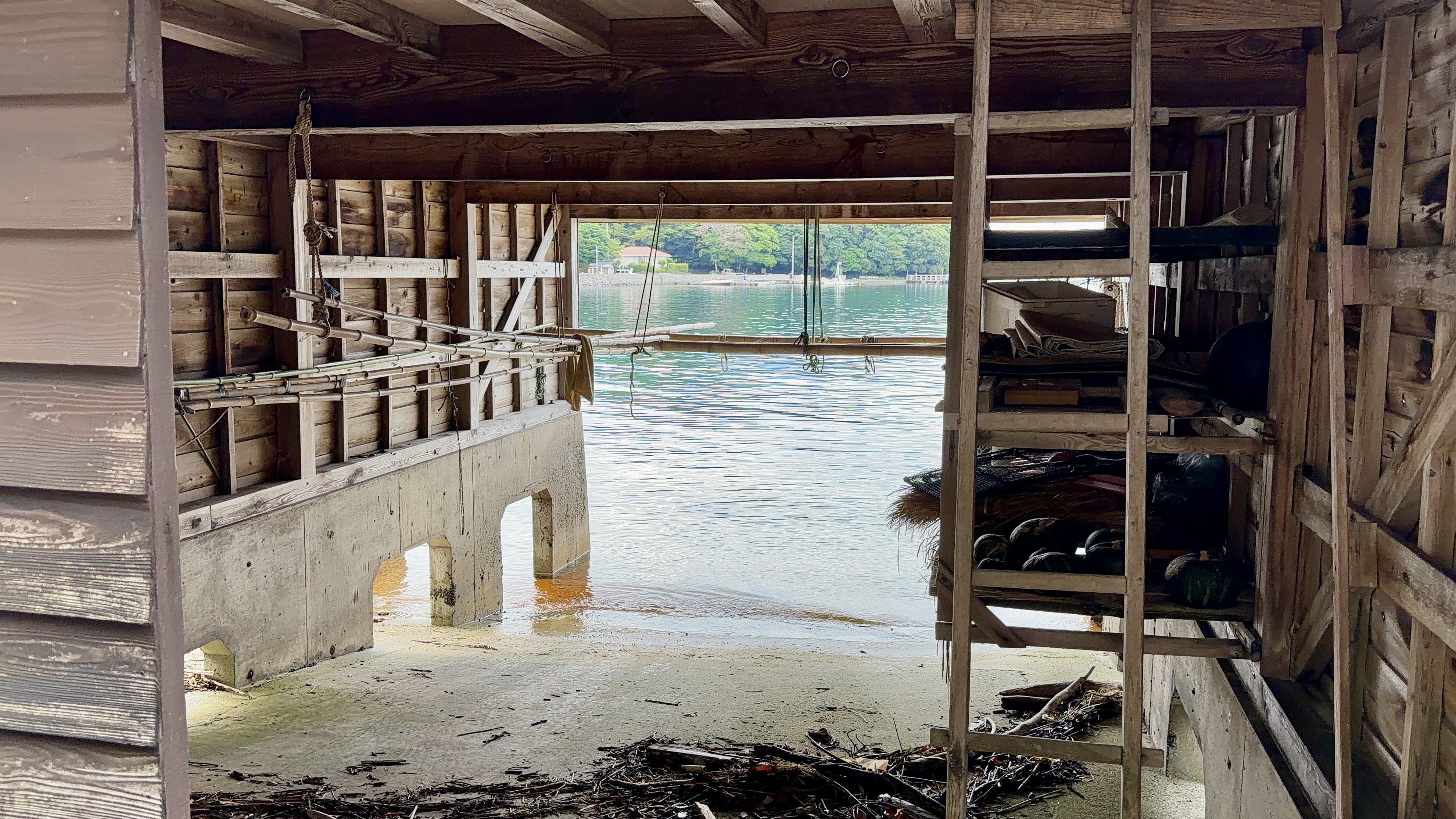 船小屋の中から見える九十九湾、朝の穏やかな水面