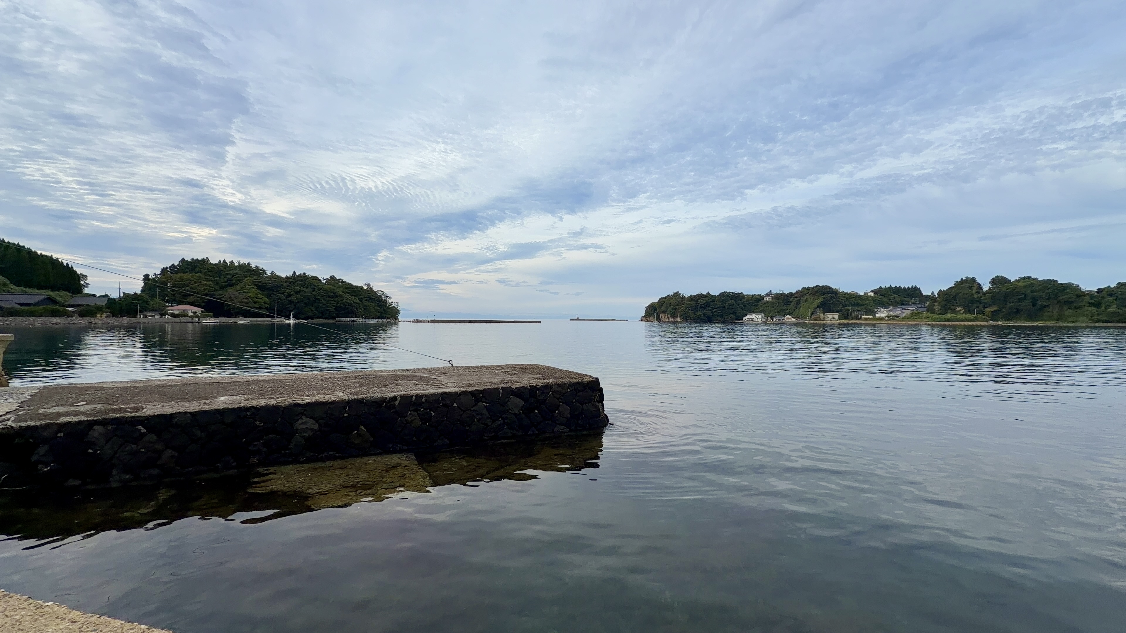潮が高くて岩がすっかり隠れた九十九湾の穏やかな水面