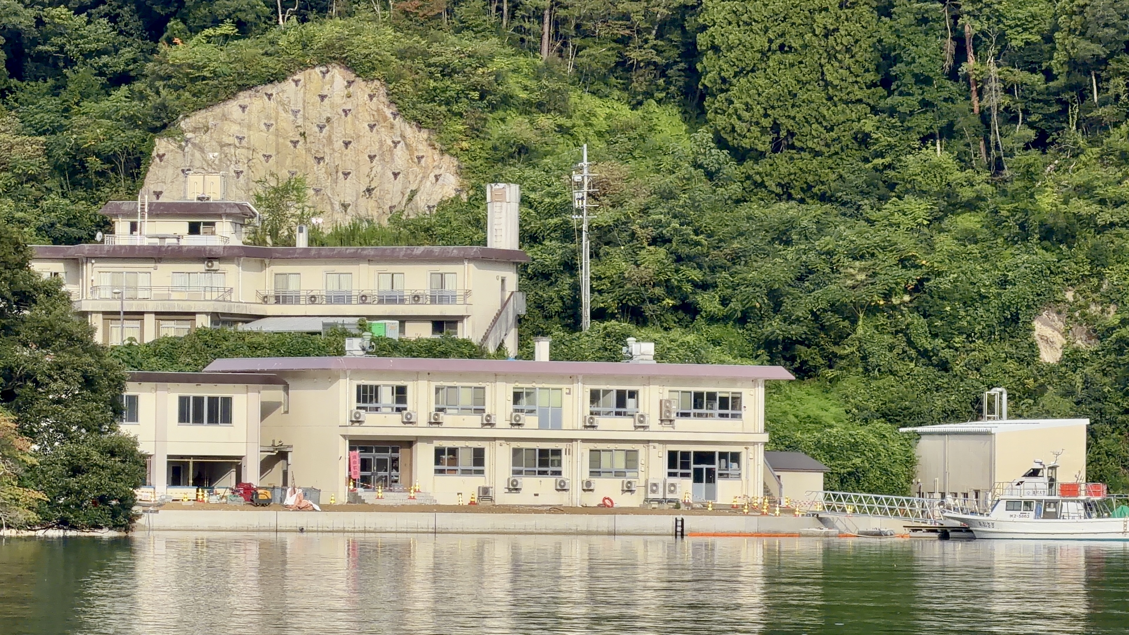 縞模様の岩壁とその上に立つ建物