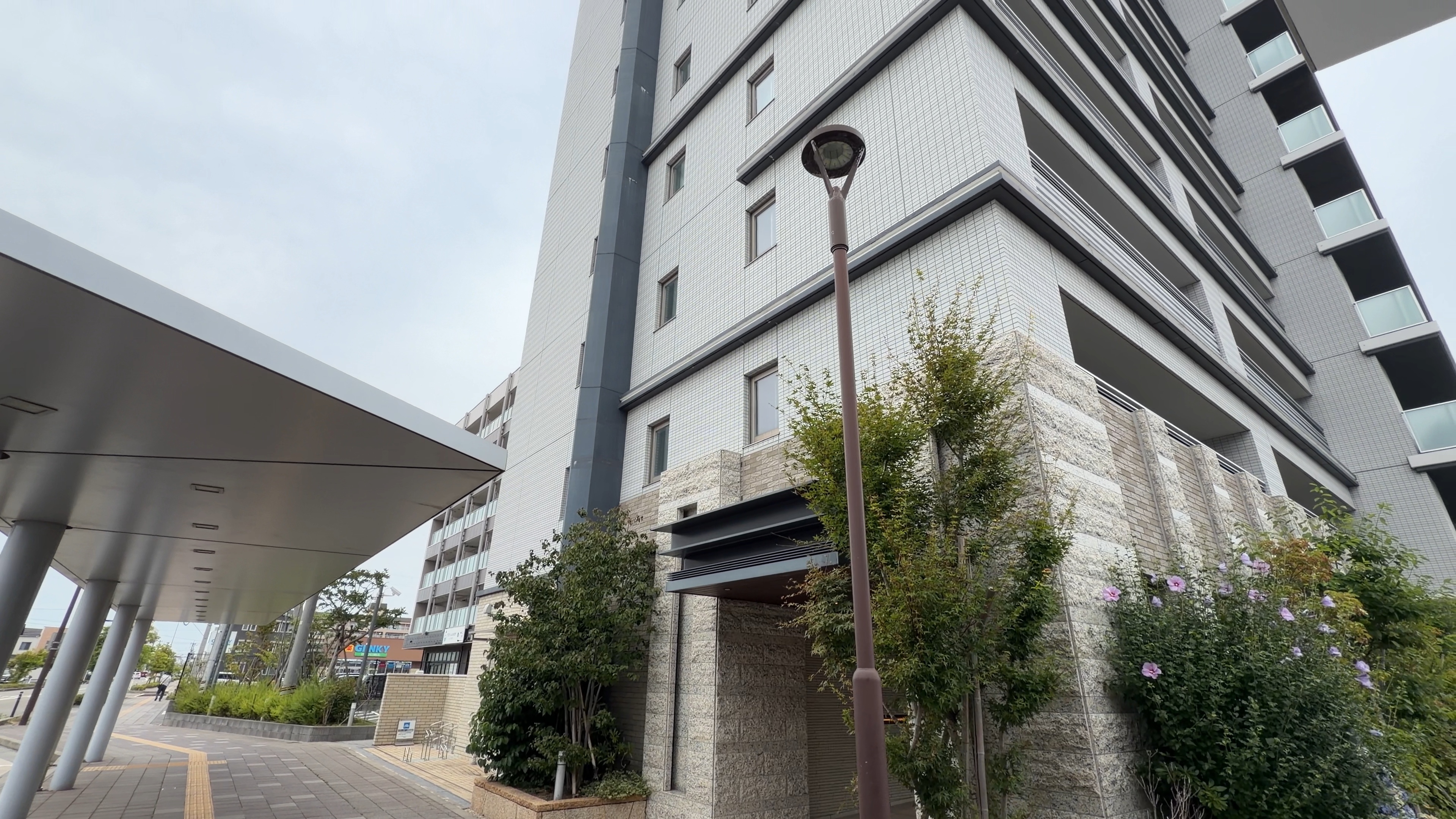 西金沢駅西口から見える、高層マンションの外観