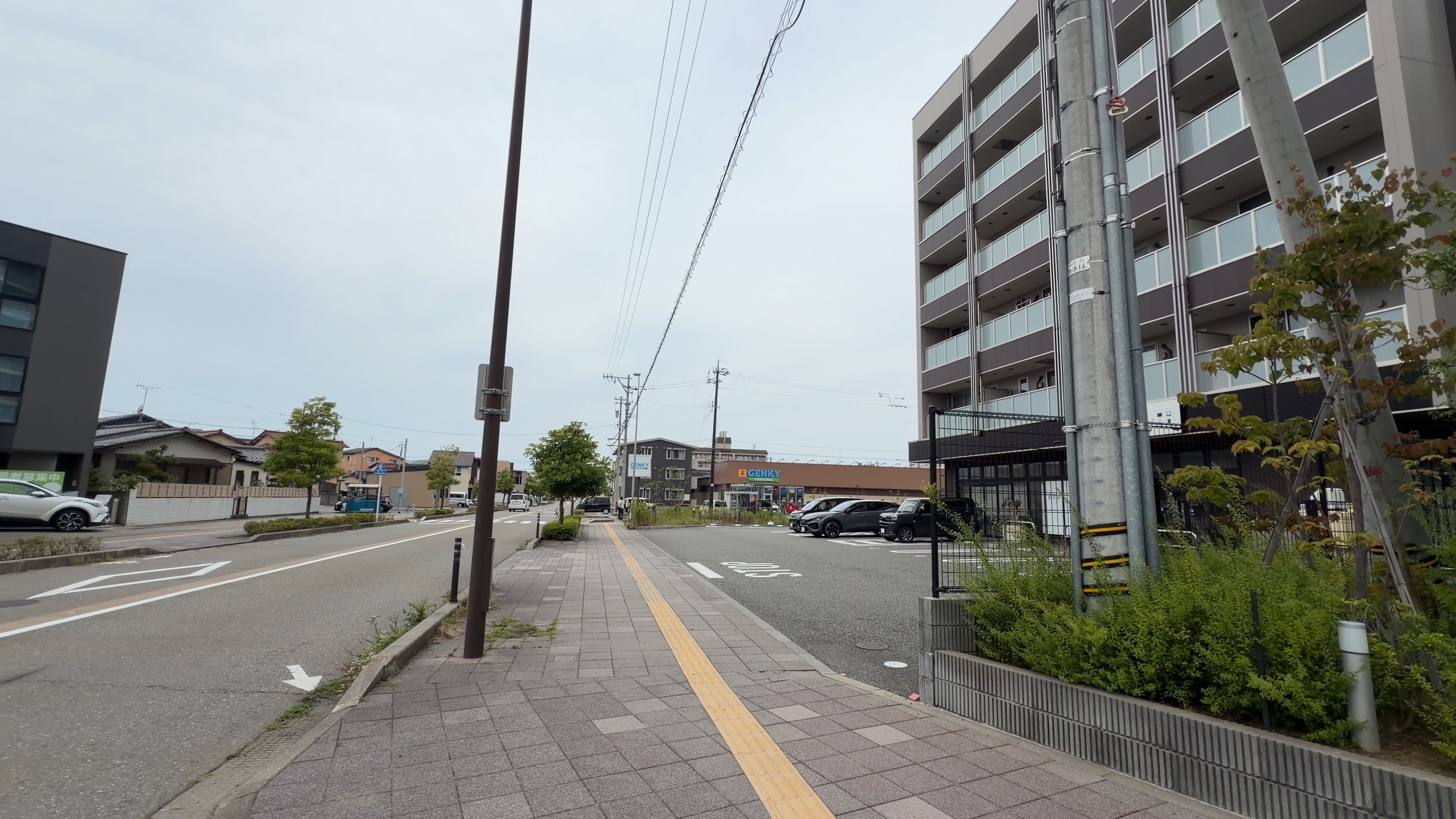 西金沢駅西口の住宅街、ドラッグストア「GENKY」の看板が見える通り
