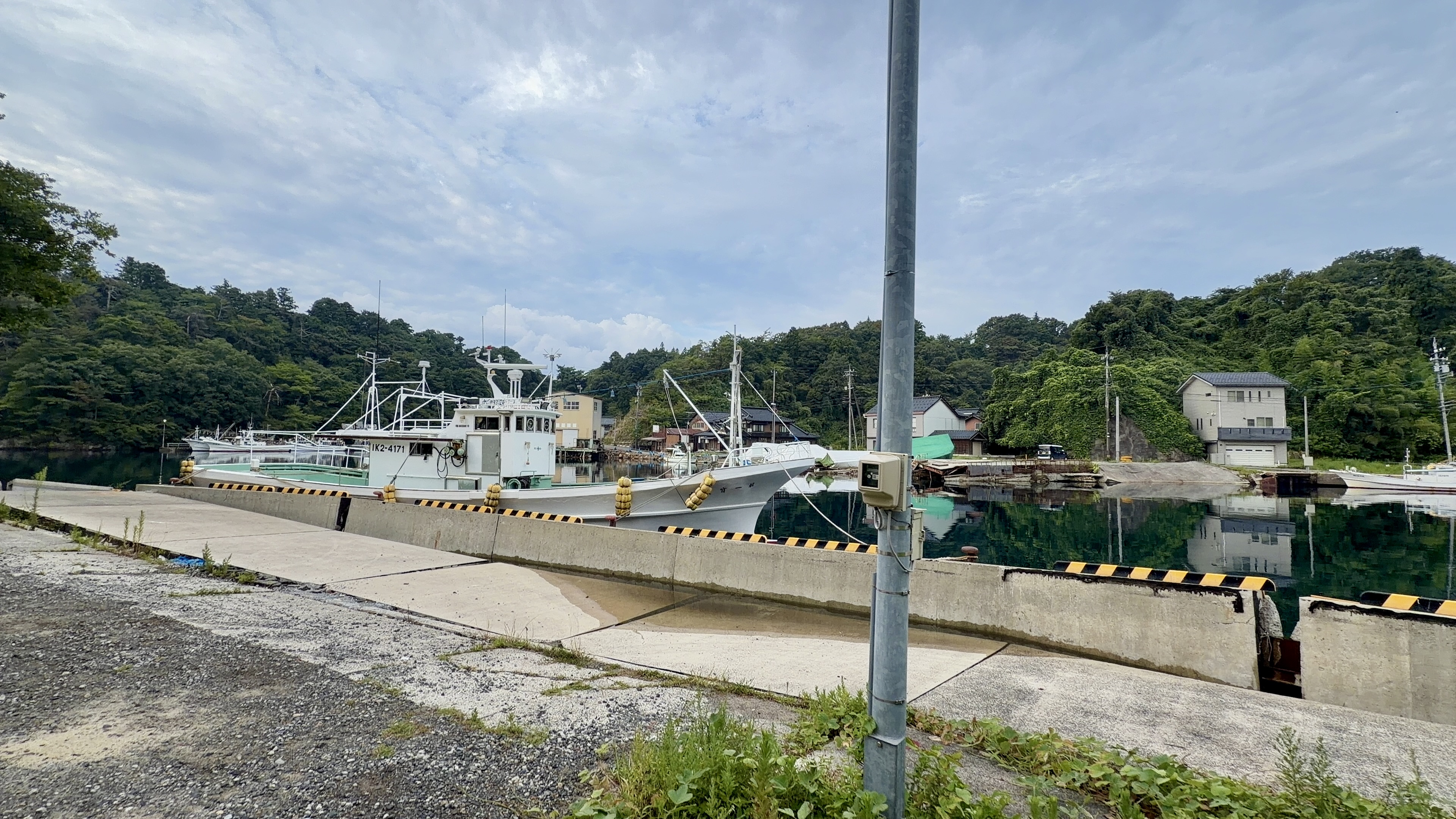 船着き場に停泊する大きな漁船「IK2-4171」と穏やかな入江