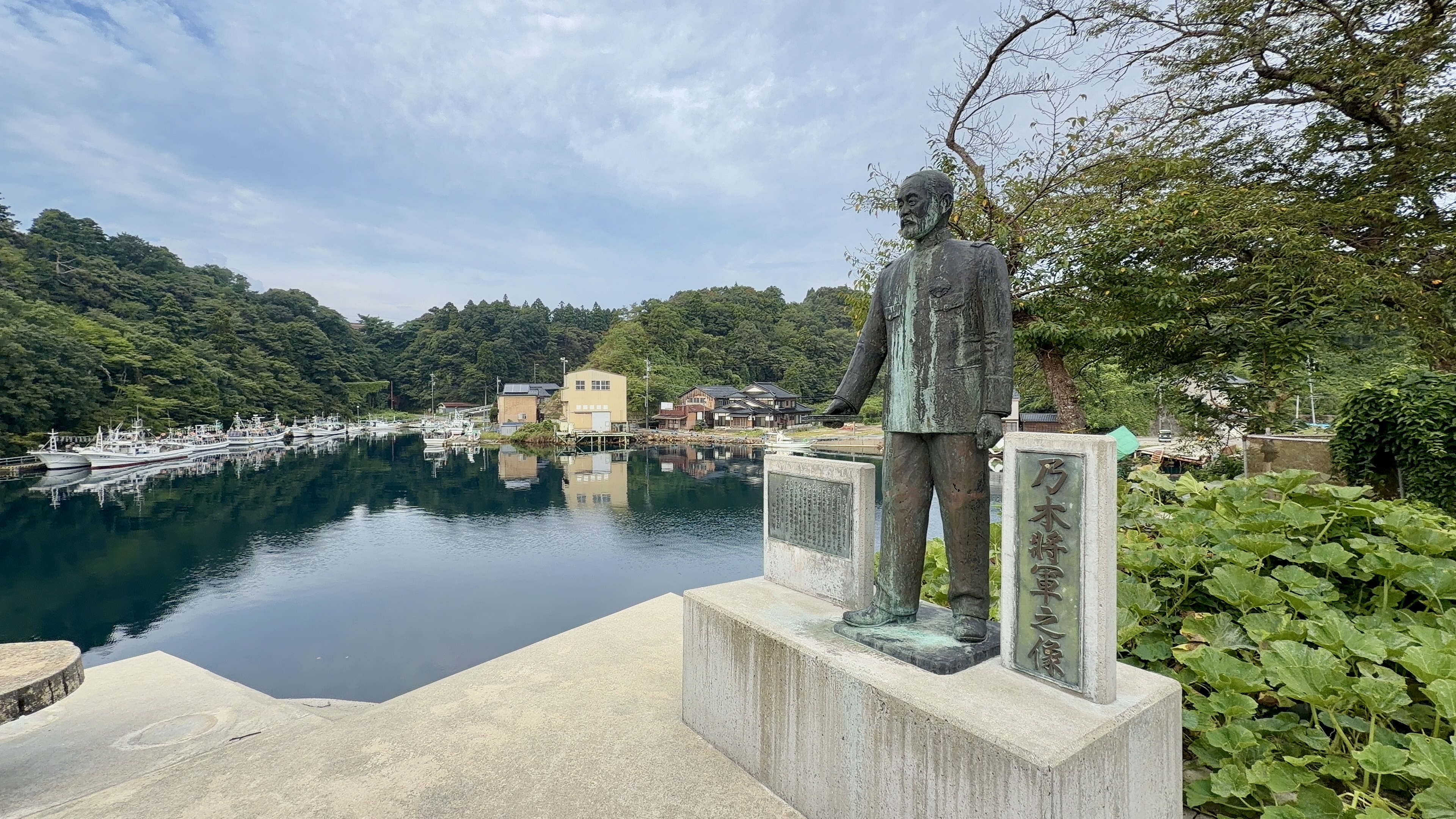 乃木将軍之像のとなりから見た九十九湾、絶景スポット百選No.4の眺め