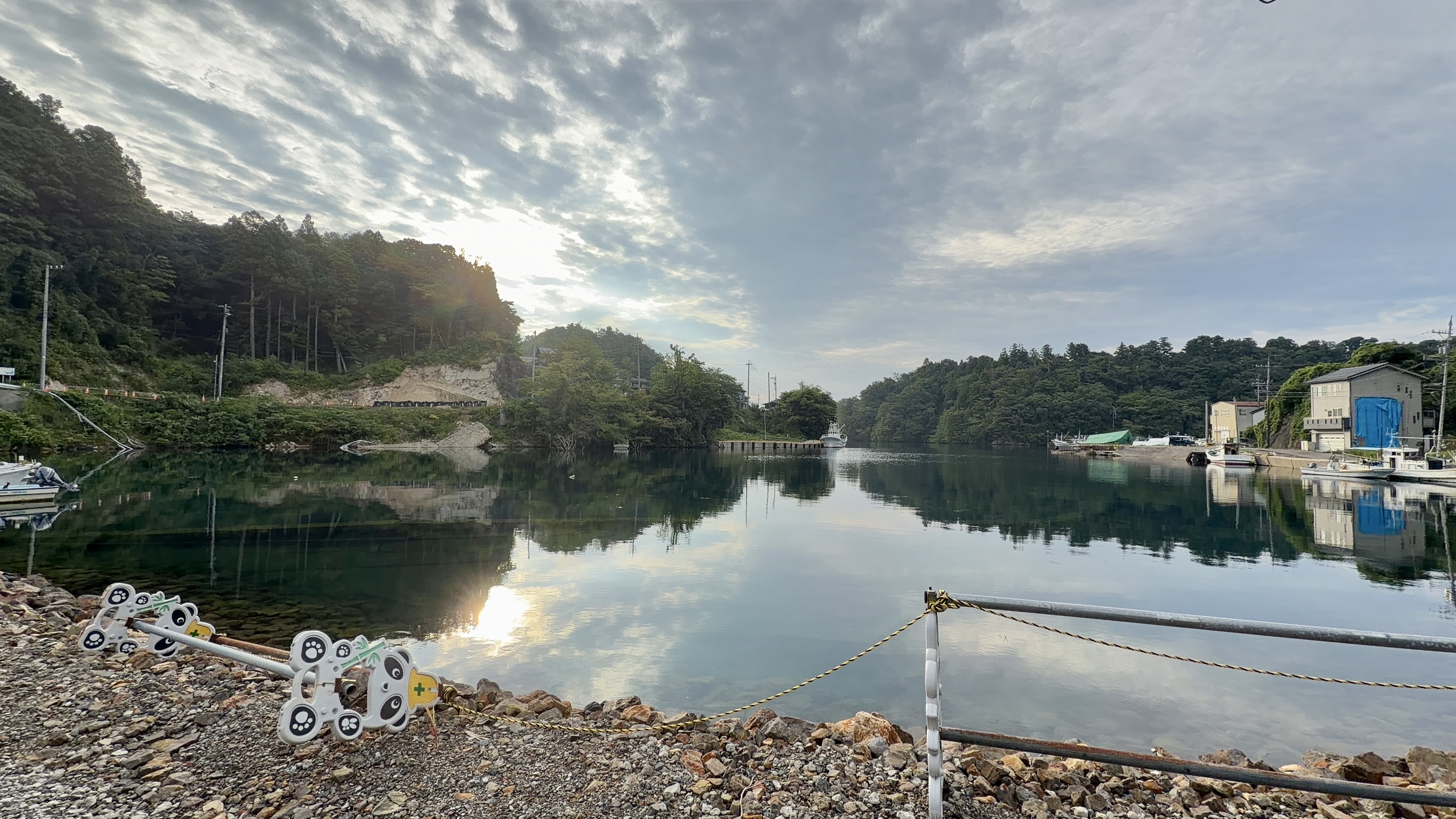 雲のすきまから差した朝日が、九十九湾の水面いっぱいに広がる