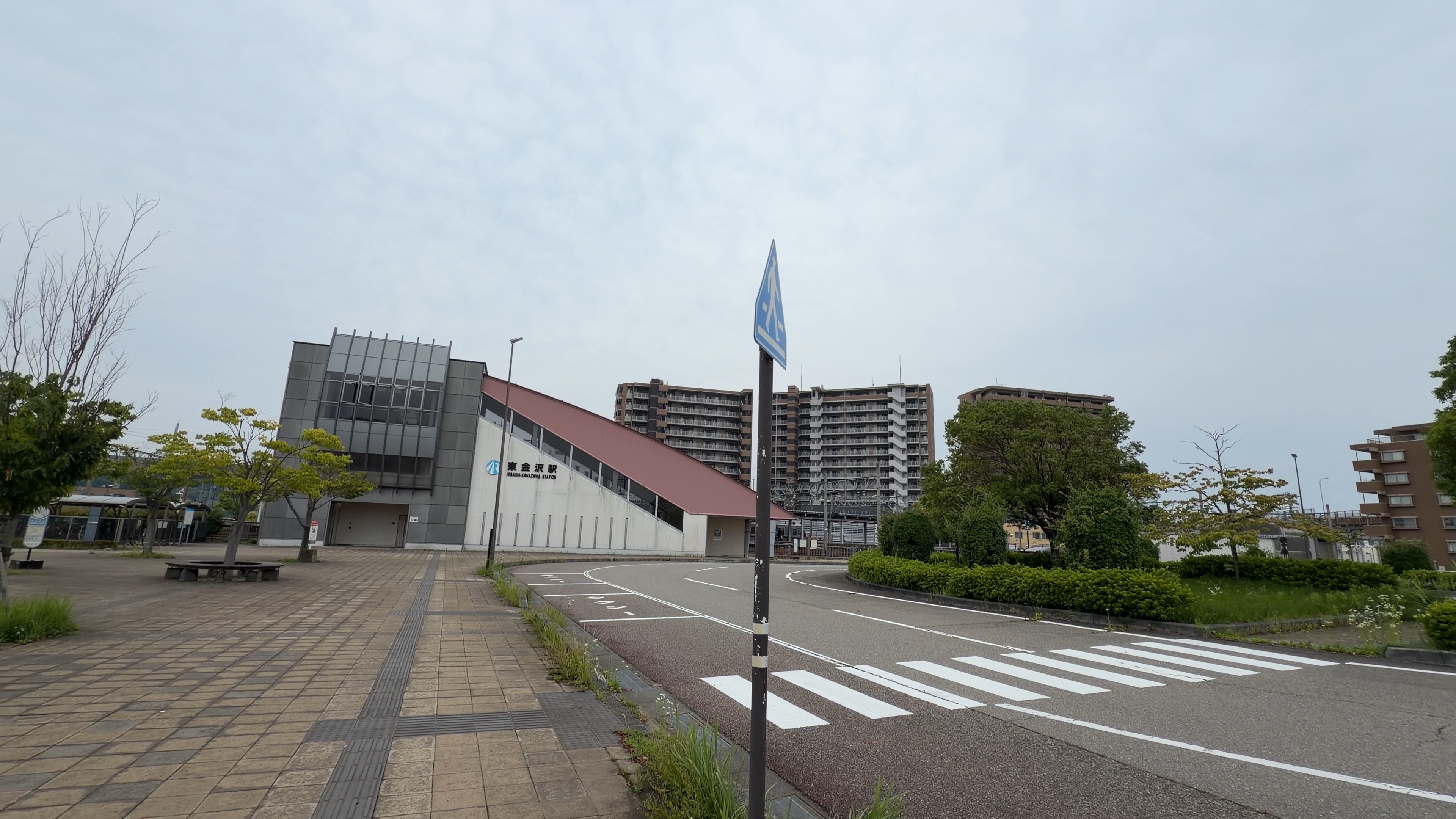 東金沢駅、赤い屋根の駅舎と駅前広場