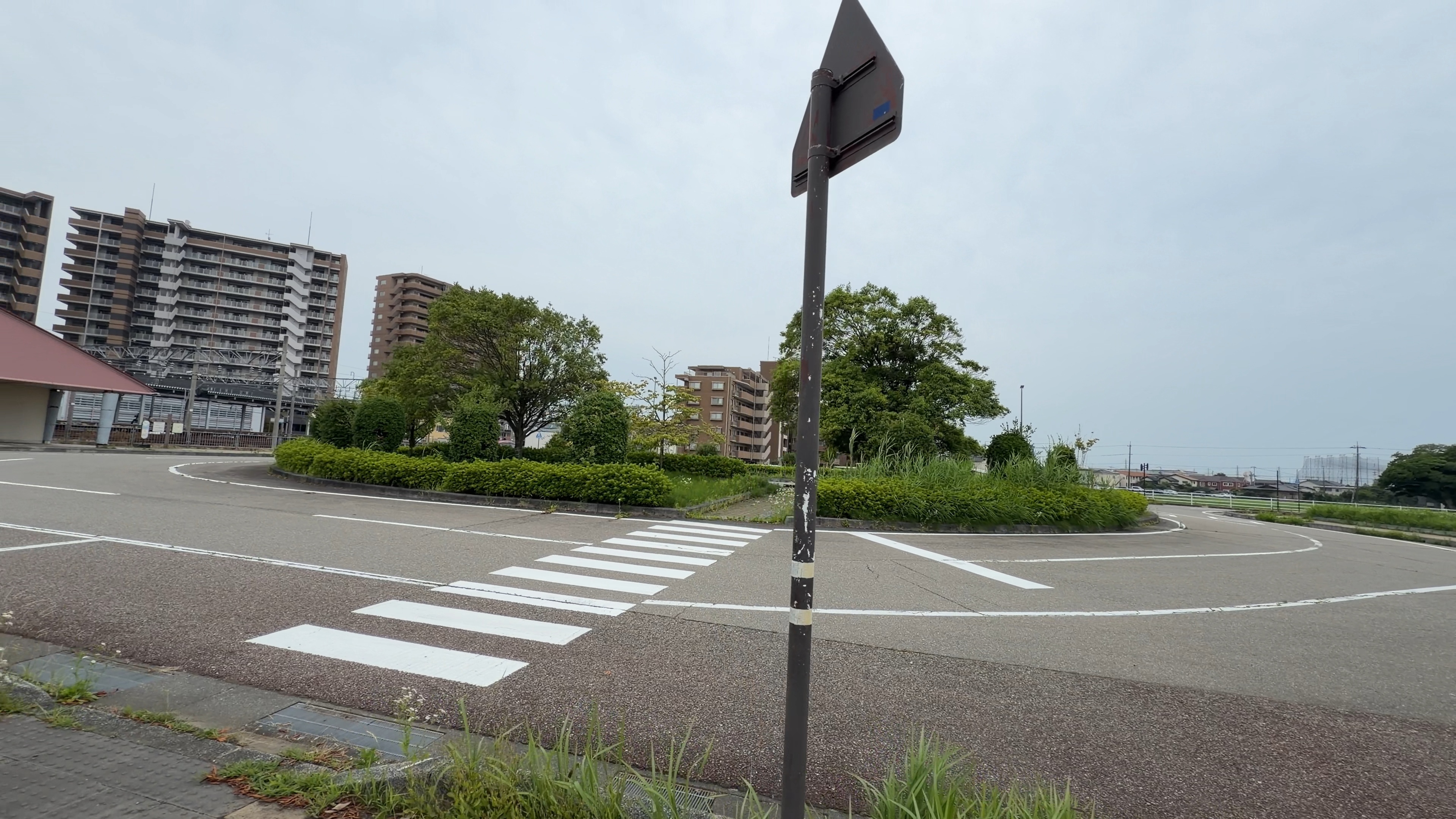 東金沢駅西口のロータリー、横断歩道と背後の高層マンション