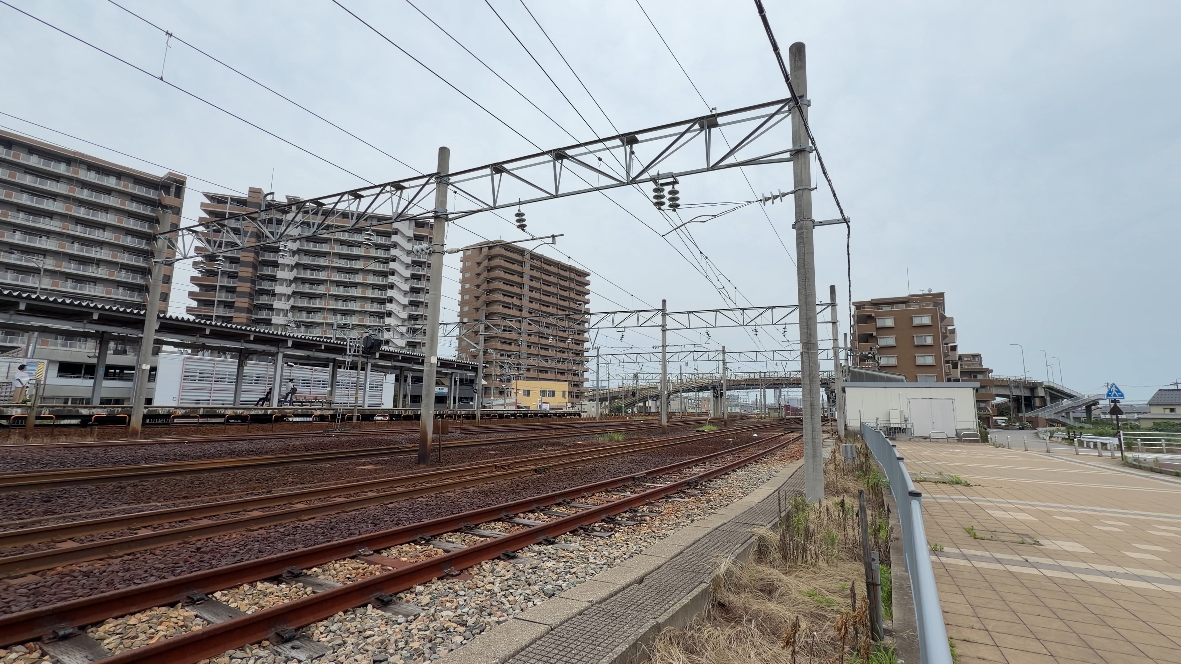 線路の向こうに並ぶ三棟の高層マンション