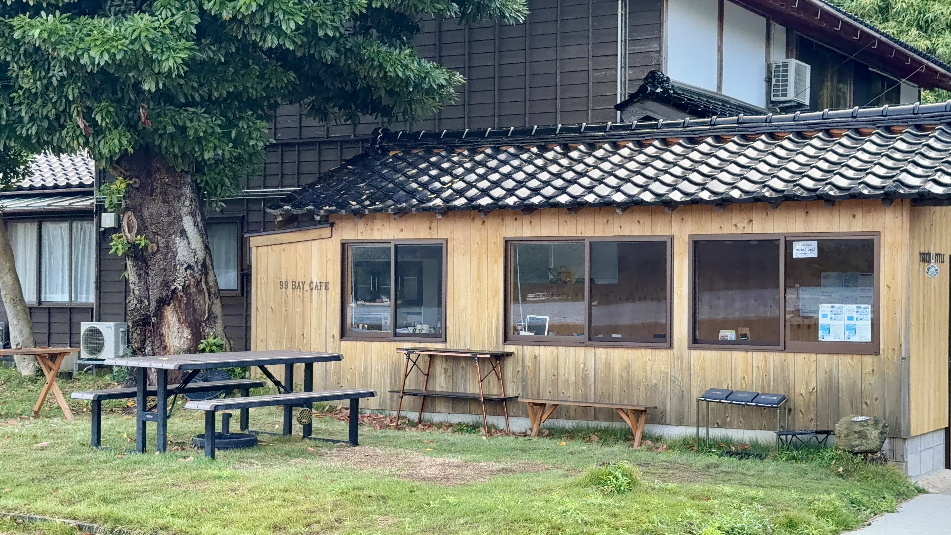 ピクニックテーブルが並ぶ99 BAY CAFEの外観