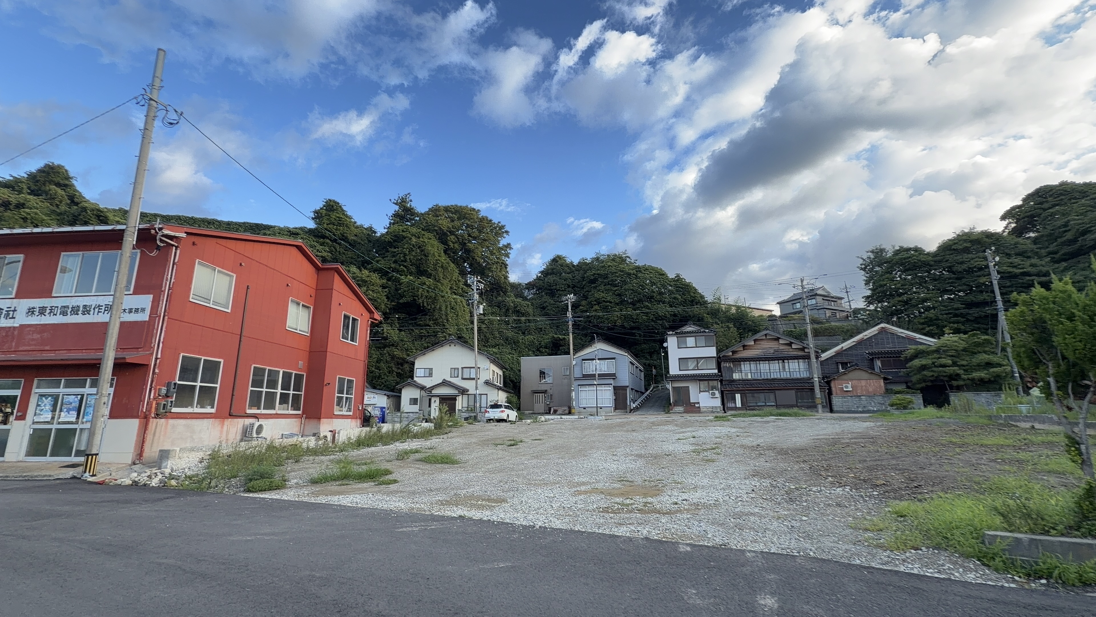 赤い建物が並ぶ、朝の住宅街の一角