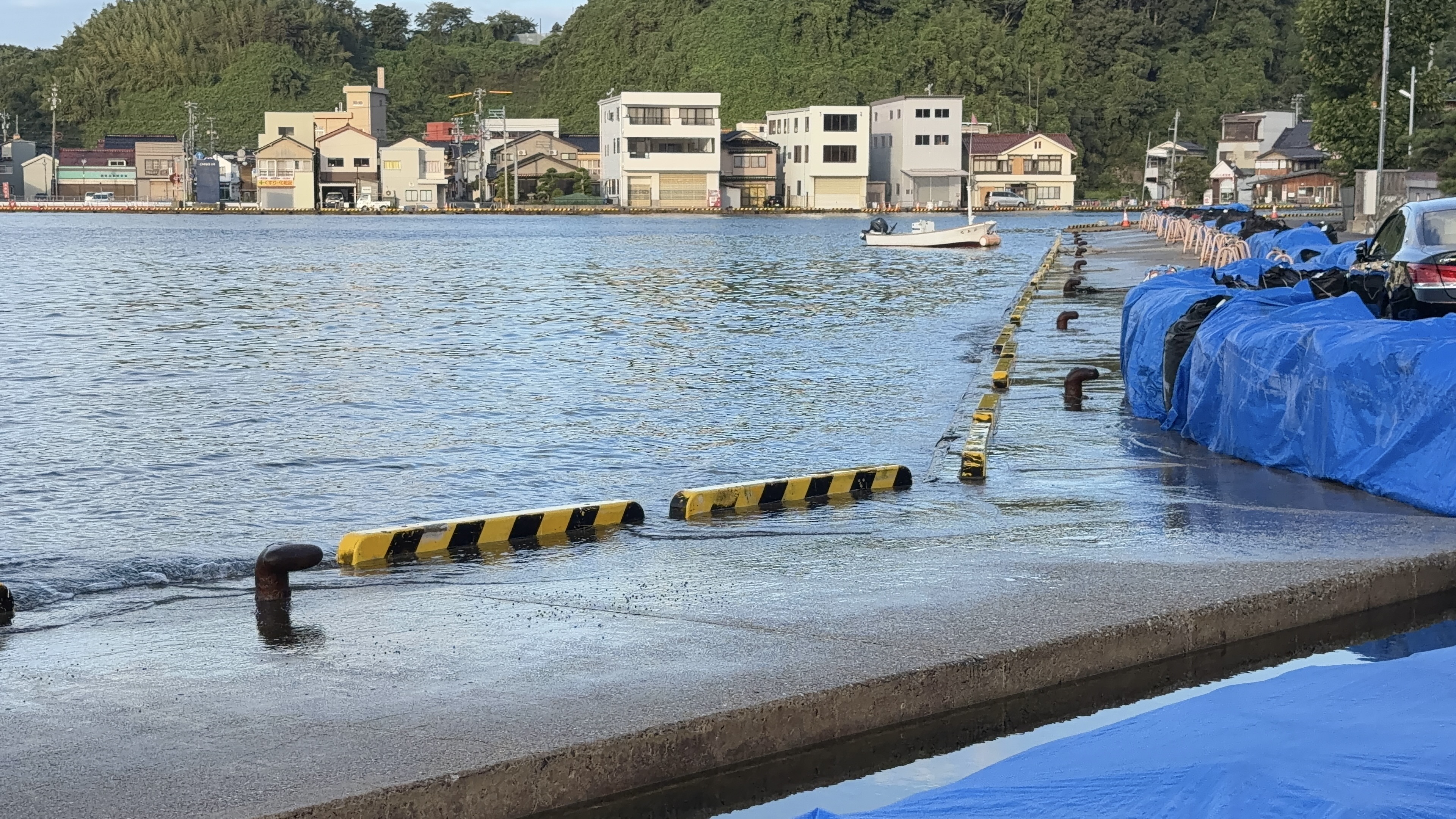 車止めが完全に水没した岸壁