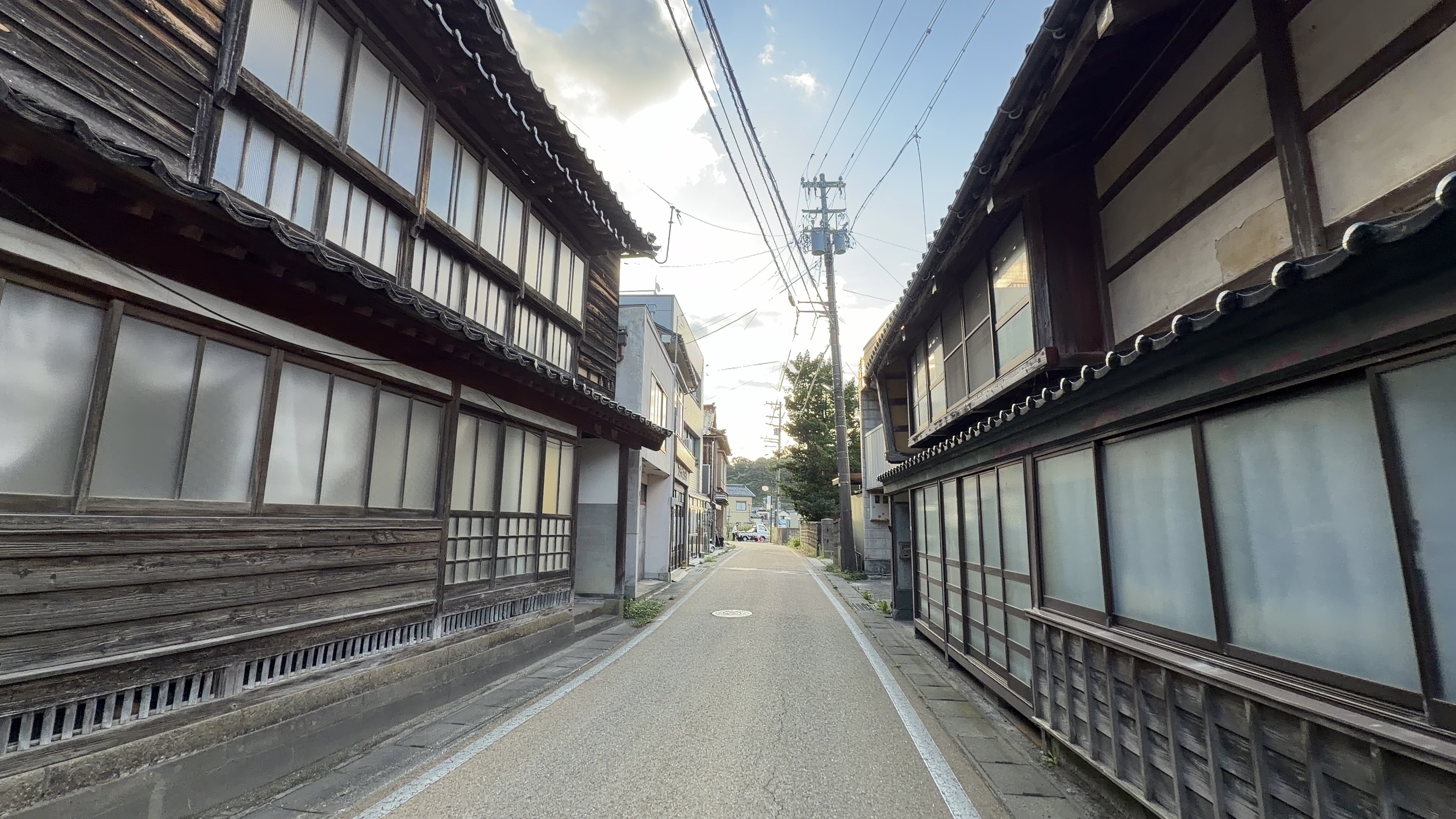 格子窓の古い家が並ぶ、路地の町並み